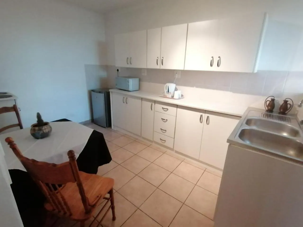 Kitchen or kitchenette in Palm View Guest House