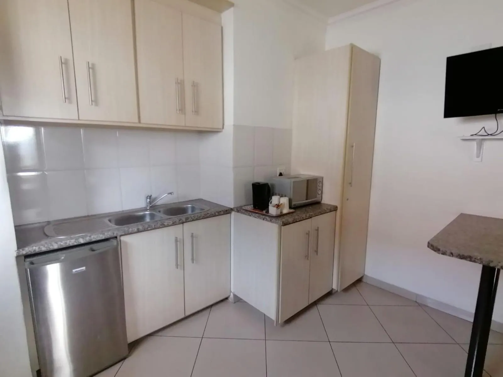 Kitchen or kitchenette in Palm View Guest House