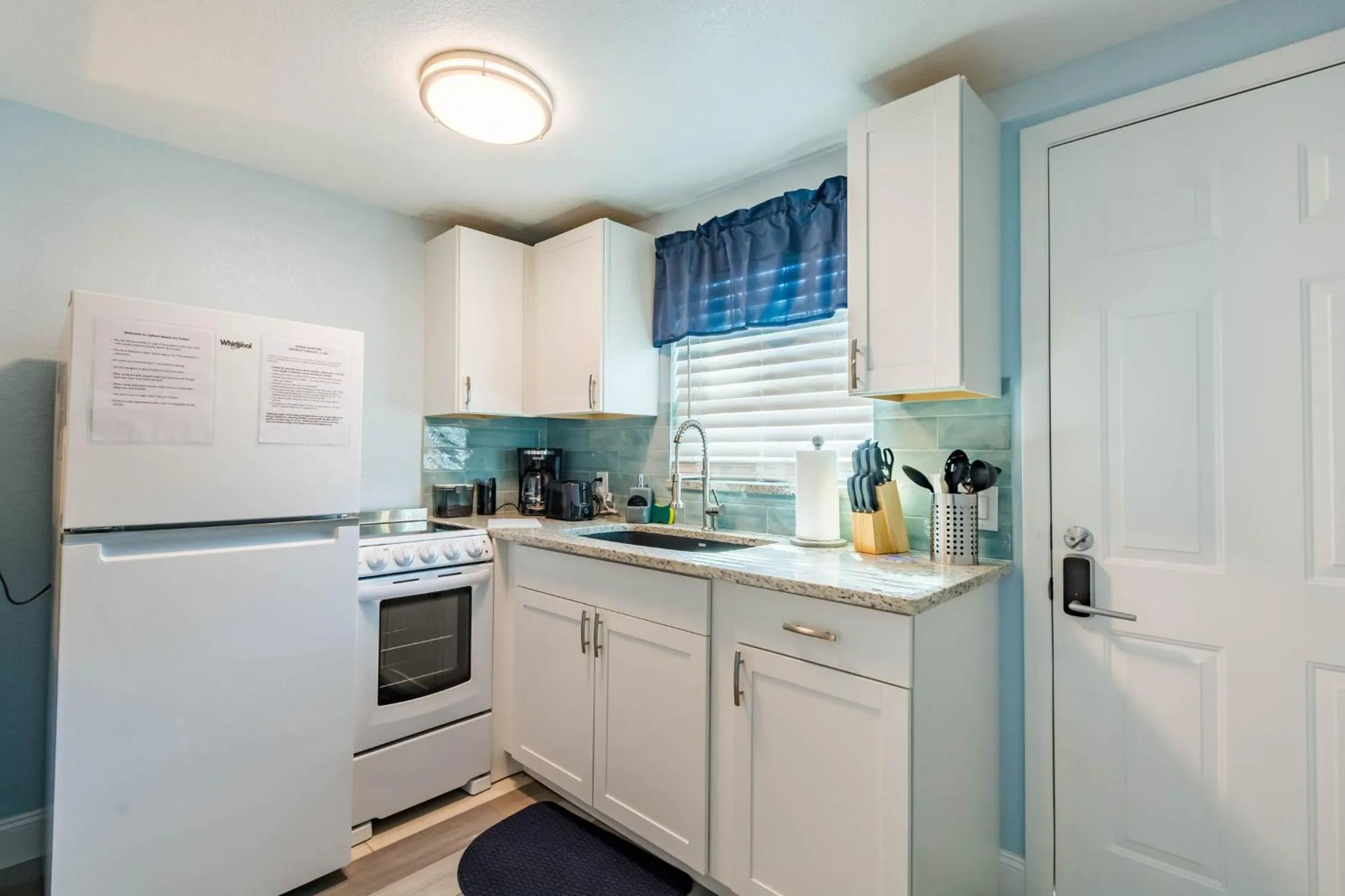 Kitchen or kitchenette in Upham Beach Inn