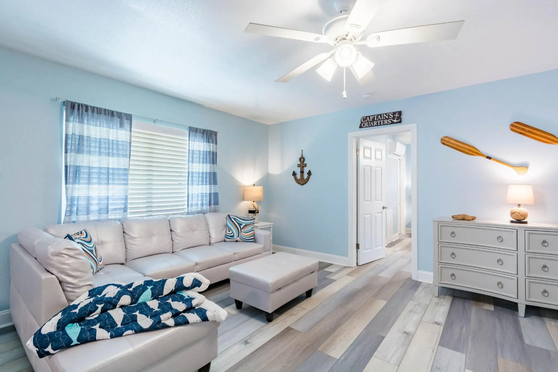 Living room in Upham Beach Inn