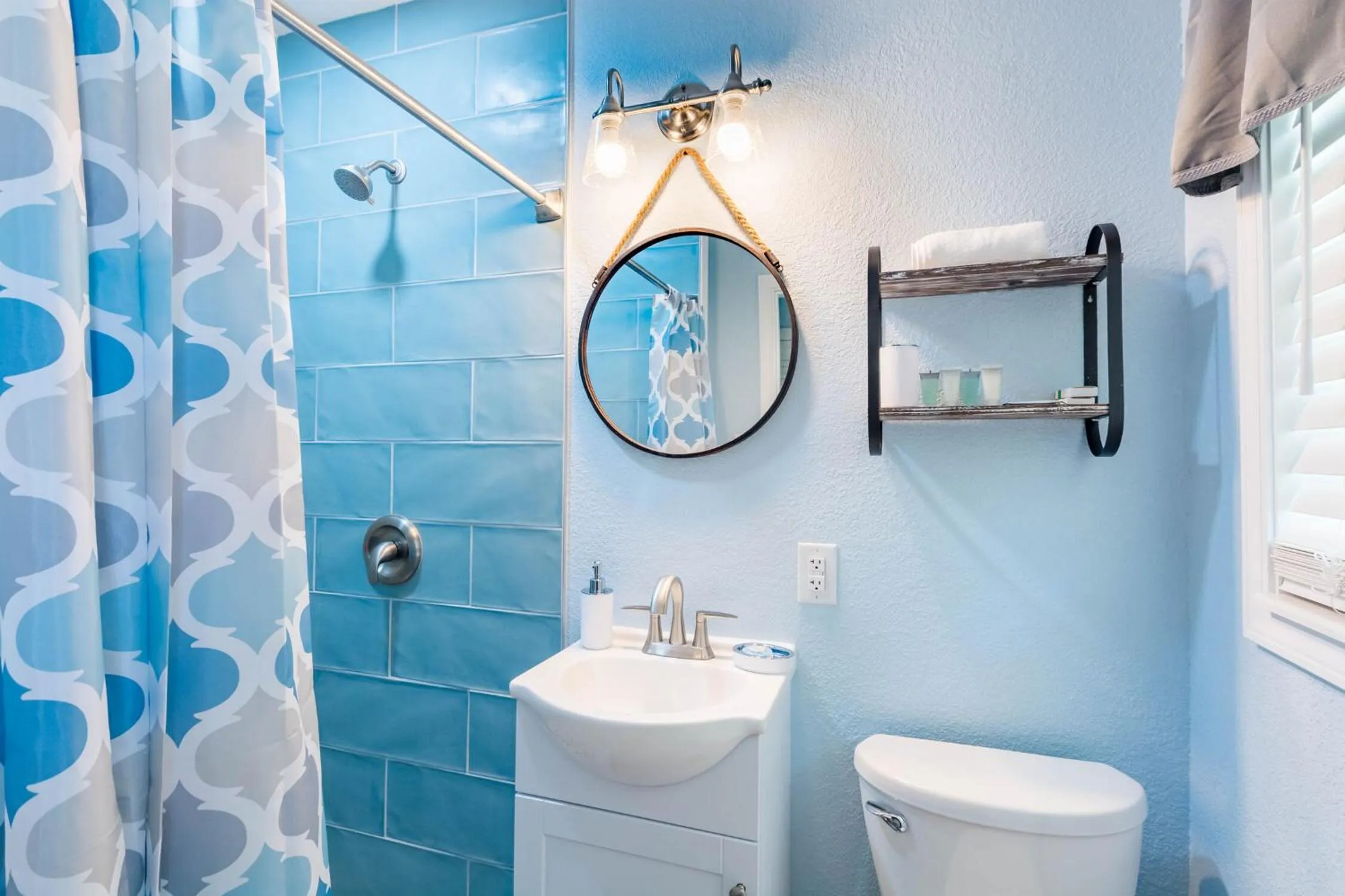 Bathroom in Upham Beach Inn