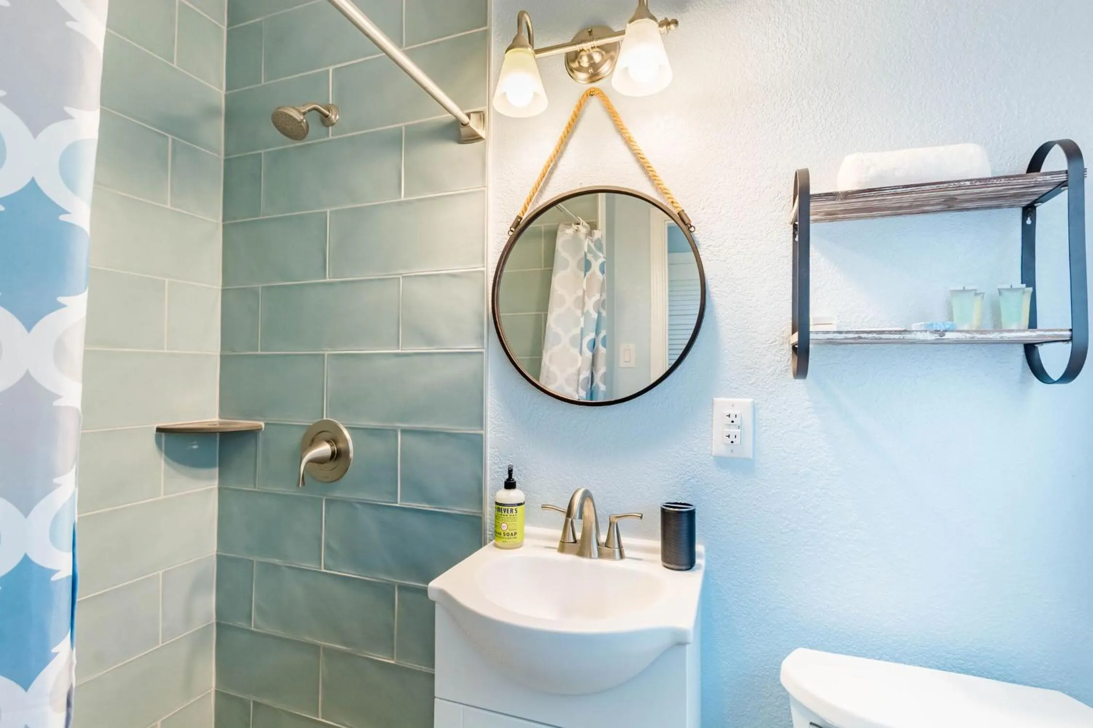 Bathroom in Upham Beach Inn