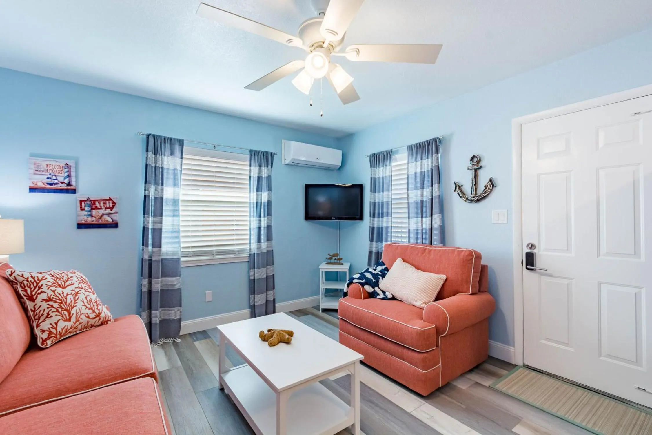 Living room in Upham Beach Inn