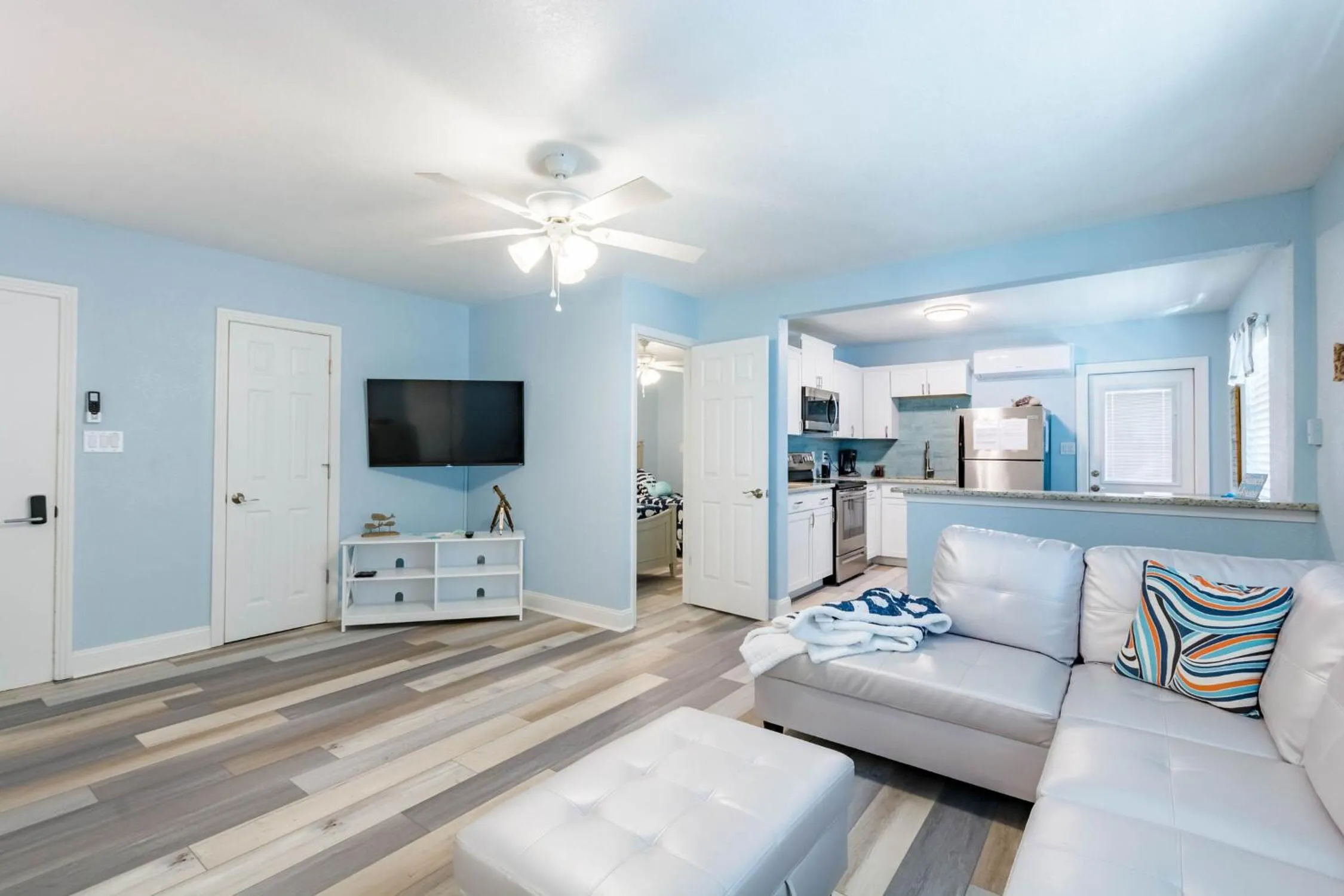 TV and multimedia in Upham Beach Inn