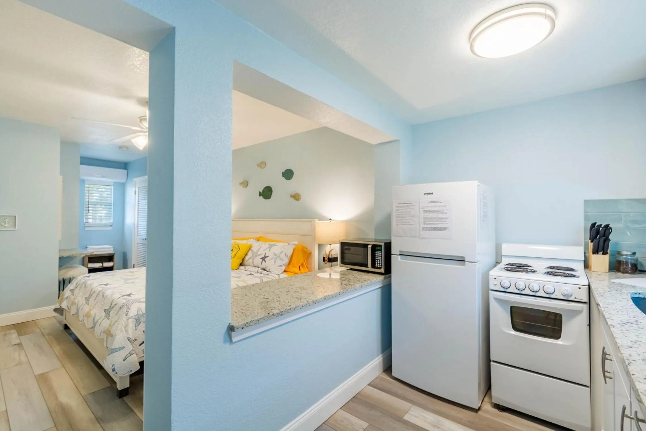 Kitchen or kitchenette, Bed in Upham Beach Inn