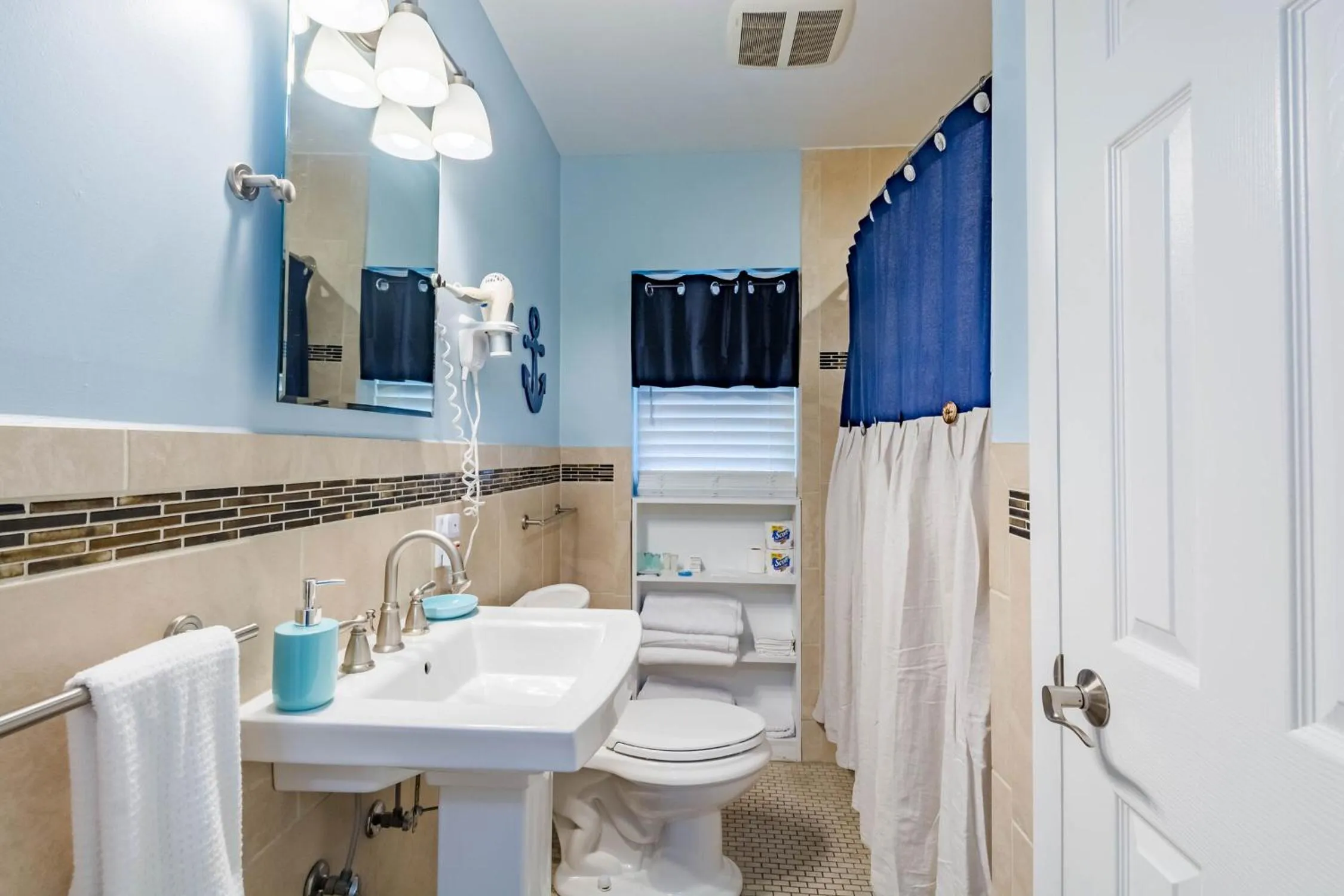 Bathroom in Upham Beach Inn