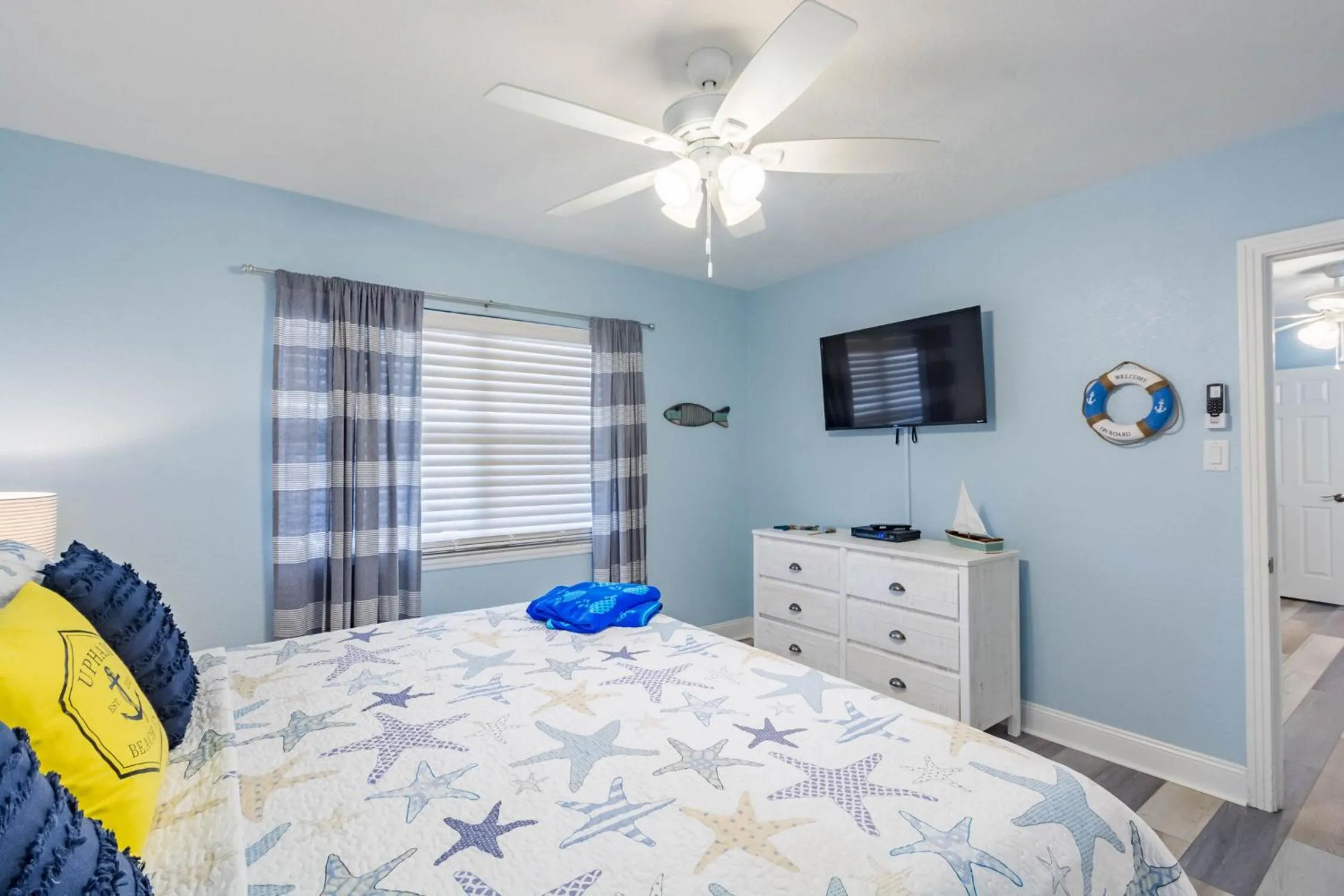 Photo of the whole room, Bed in Upham Beach Inn