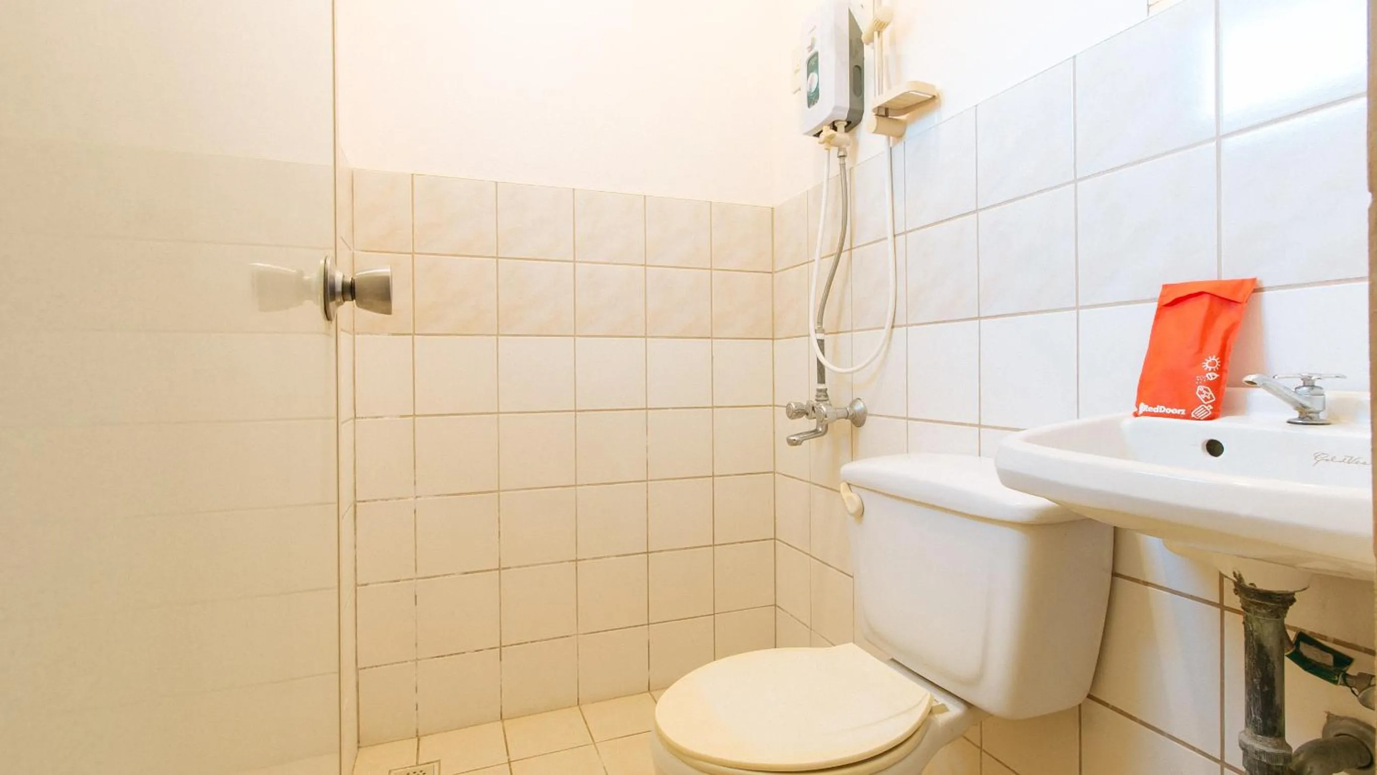 Shower in RedDoorz @ Eros Travellers Pensione