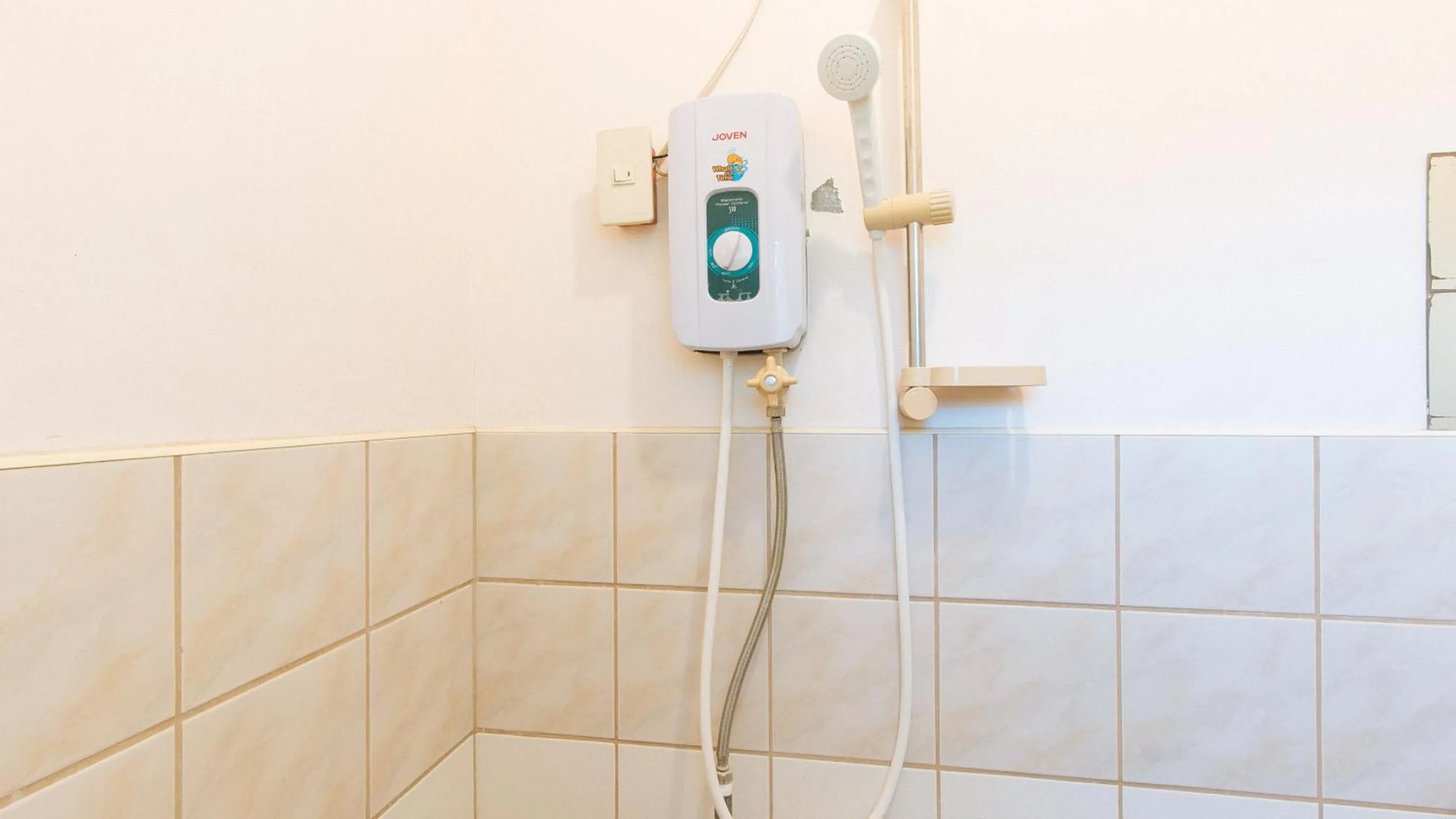 Shower in RedDoorz @ Eros Travellers Pensione