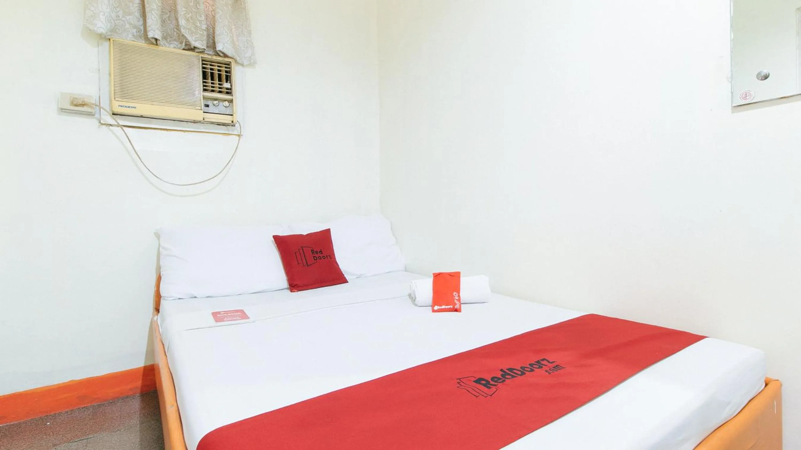 Bed in RedDoorz @ Eros Travellers Pensione