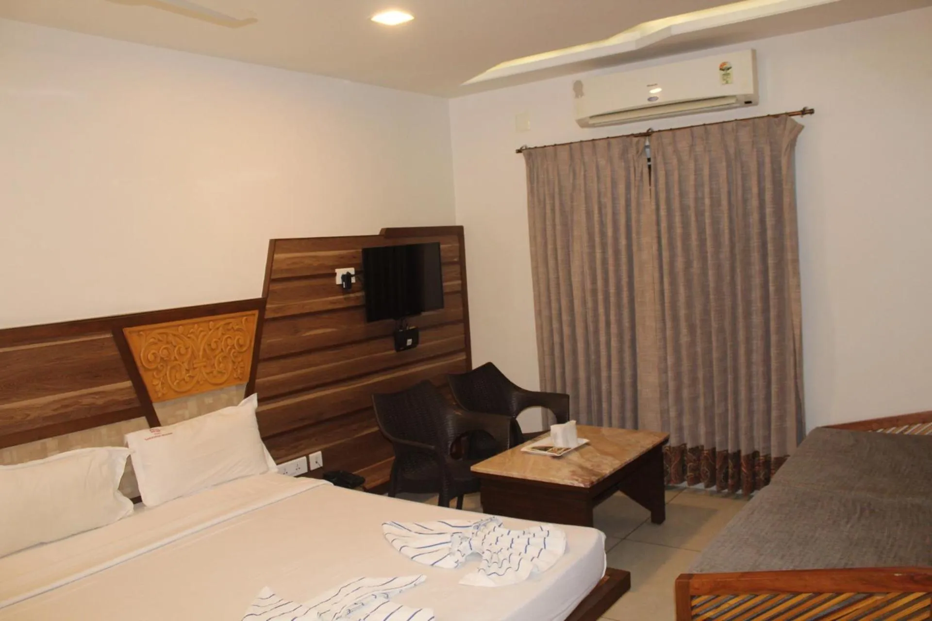TV and multimedia, Bed in Annai in Saravana Bhavan Fine stay and Restaurant