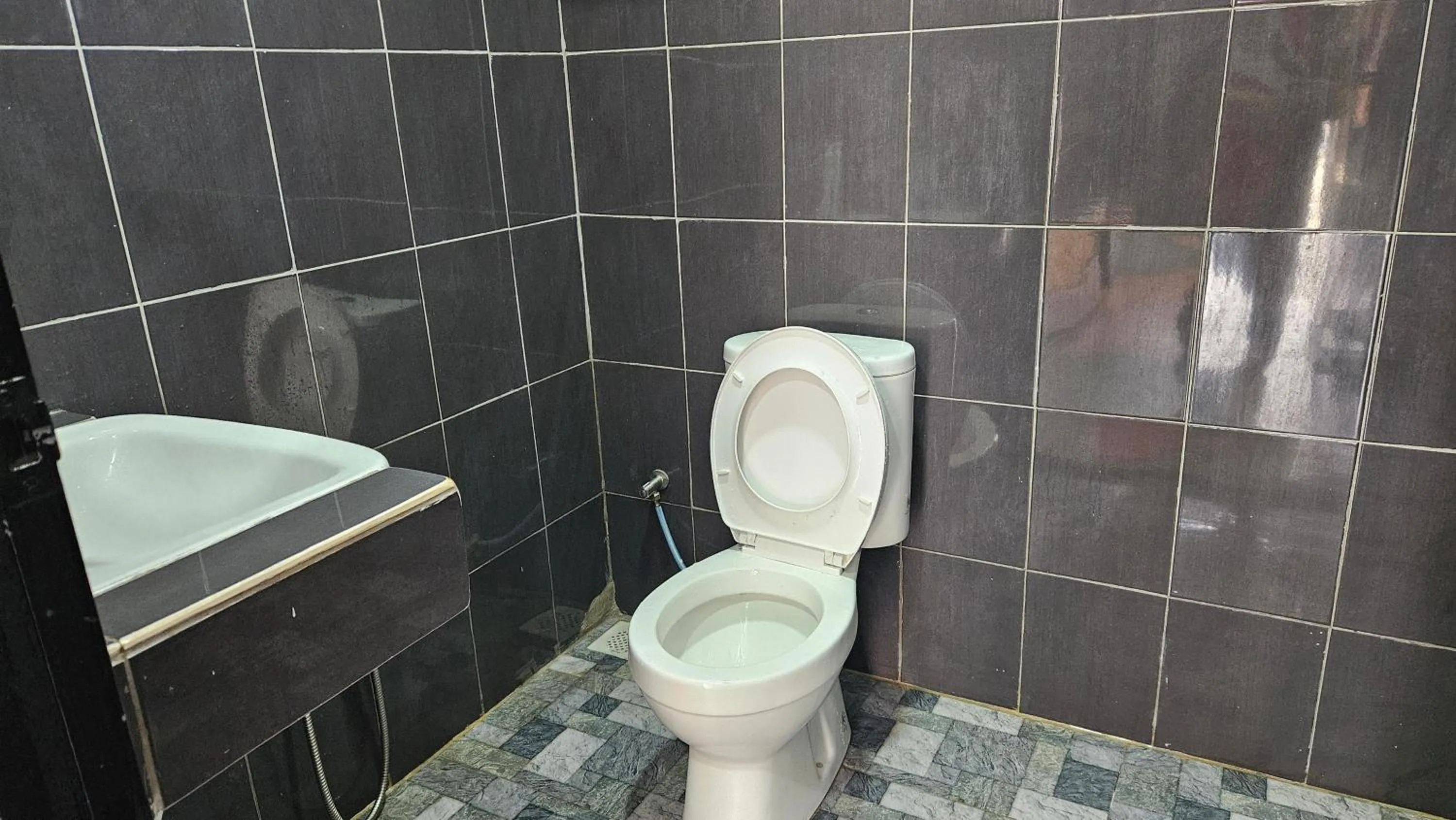 Toilet in DLAYARAN HOTEL & CAFE