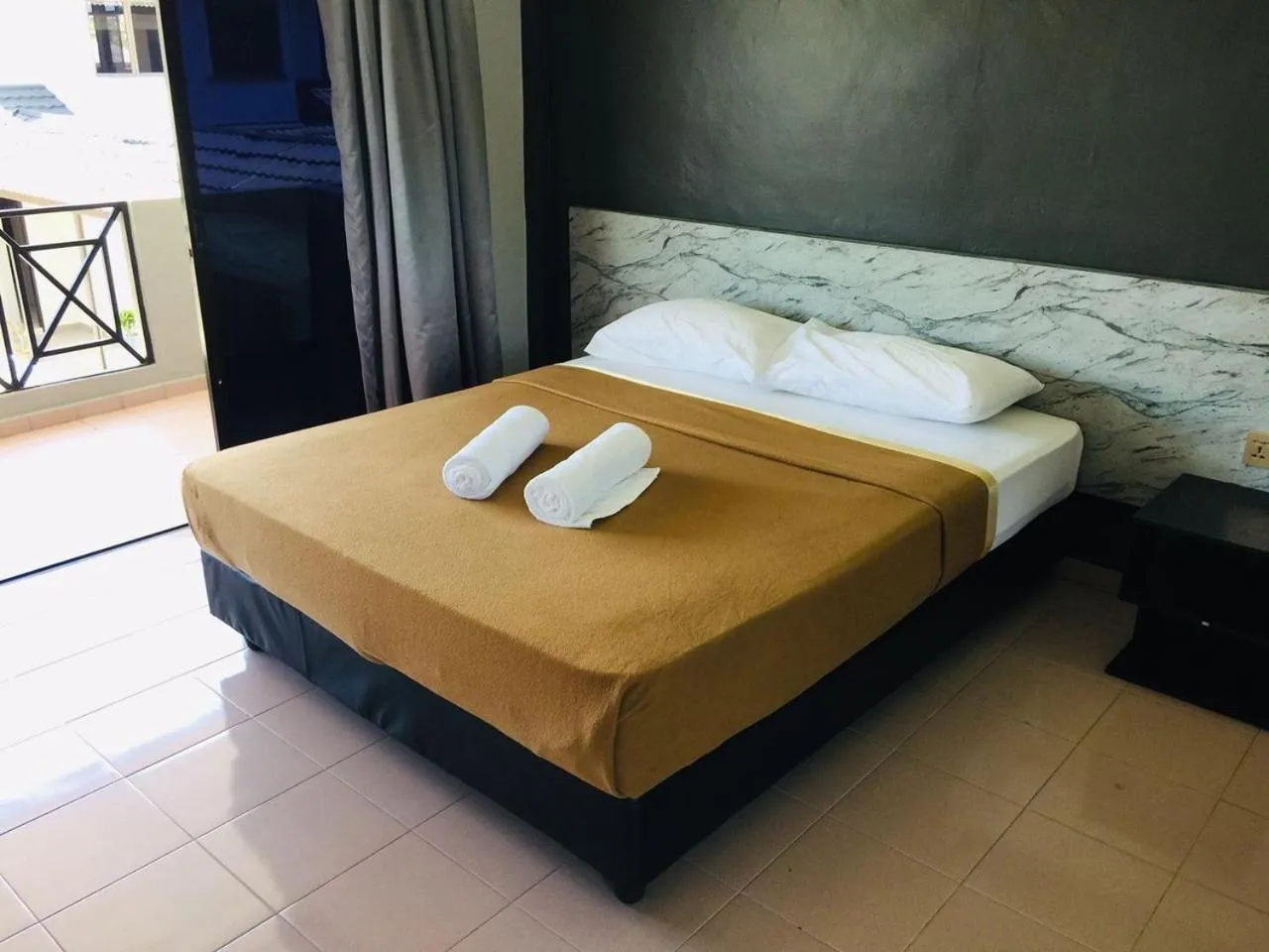Bed in DLAYARAN HOTEL & CAFE