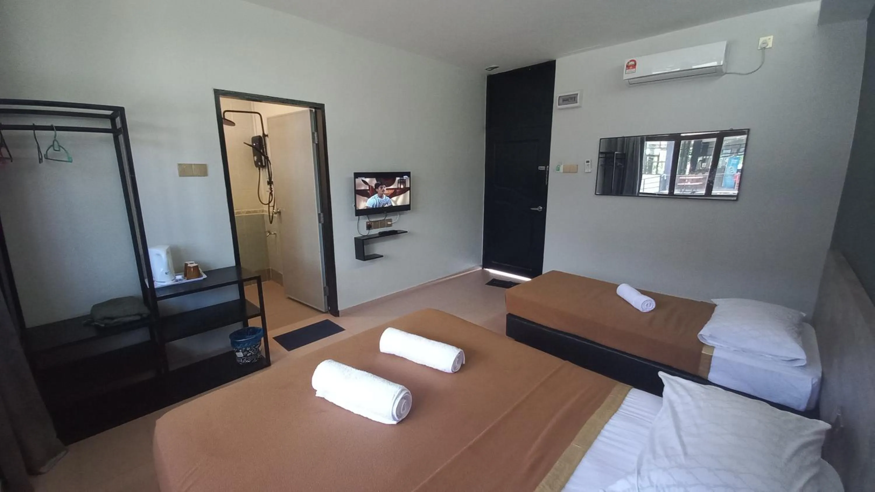 Property building, Bed in DLAYARAN HOTEL & CAFE