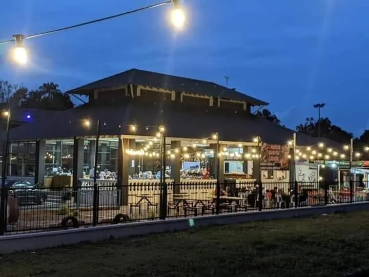 Property building in DLAYARAN HOTEL & CAFE