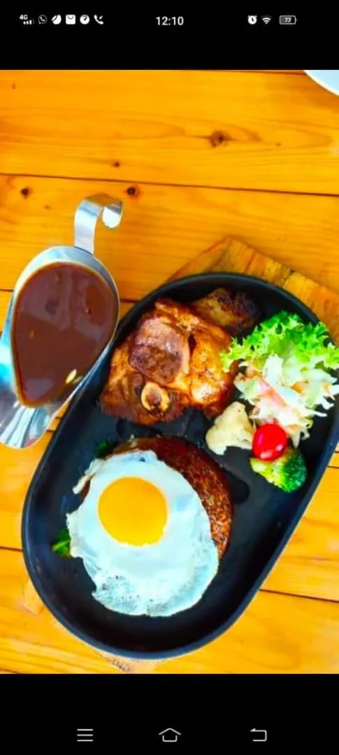 Food and drinks in DLAYARAN HOTEL & CAFE