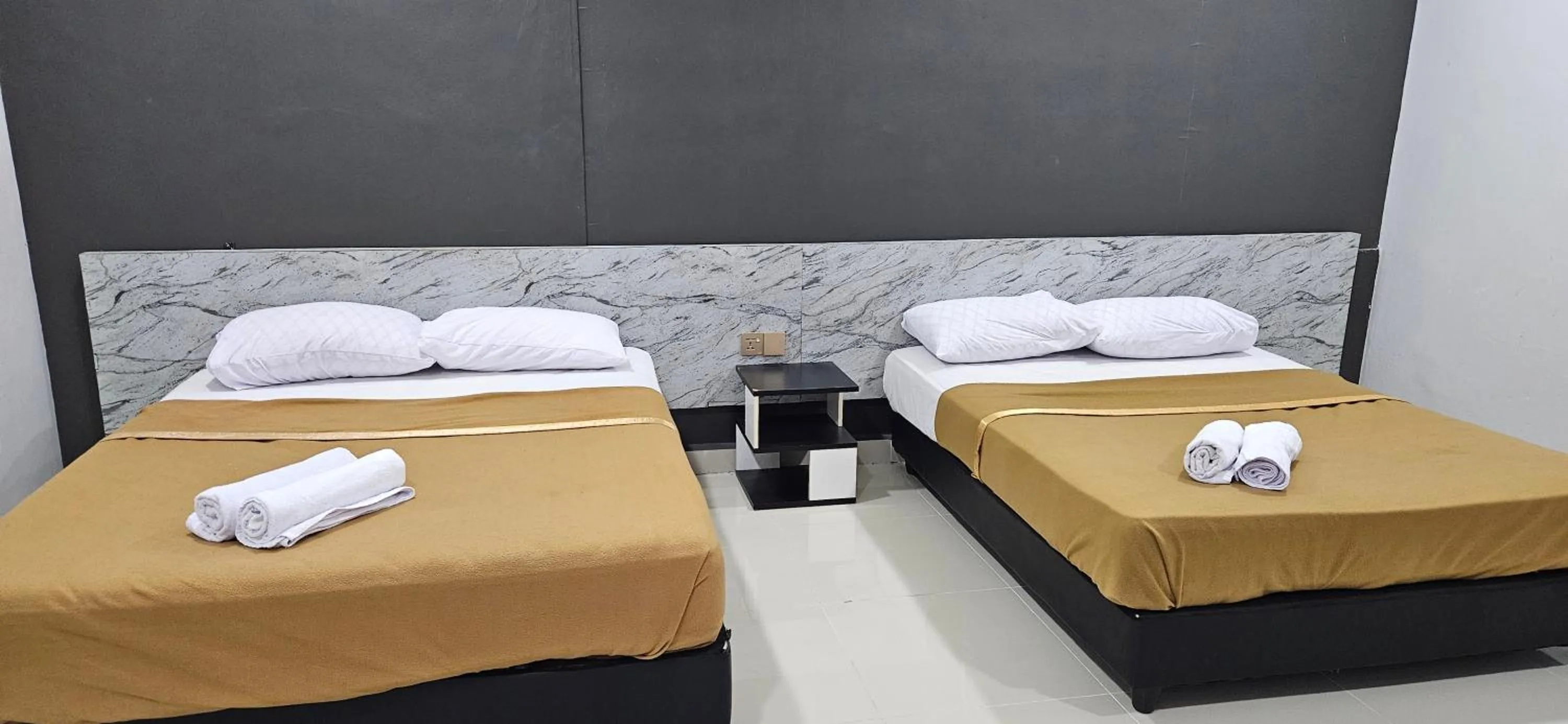 Bed in DLAYARAN HOTEL & CAFE