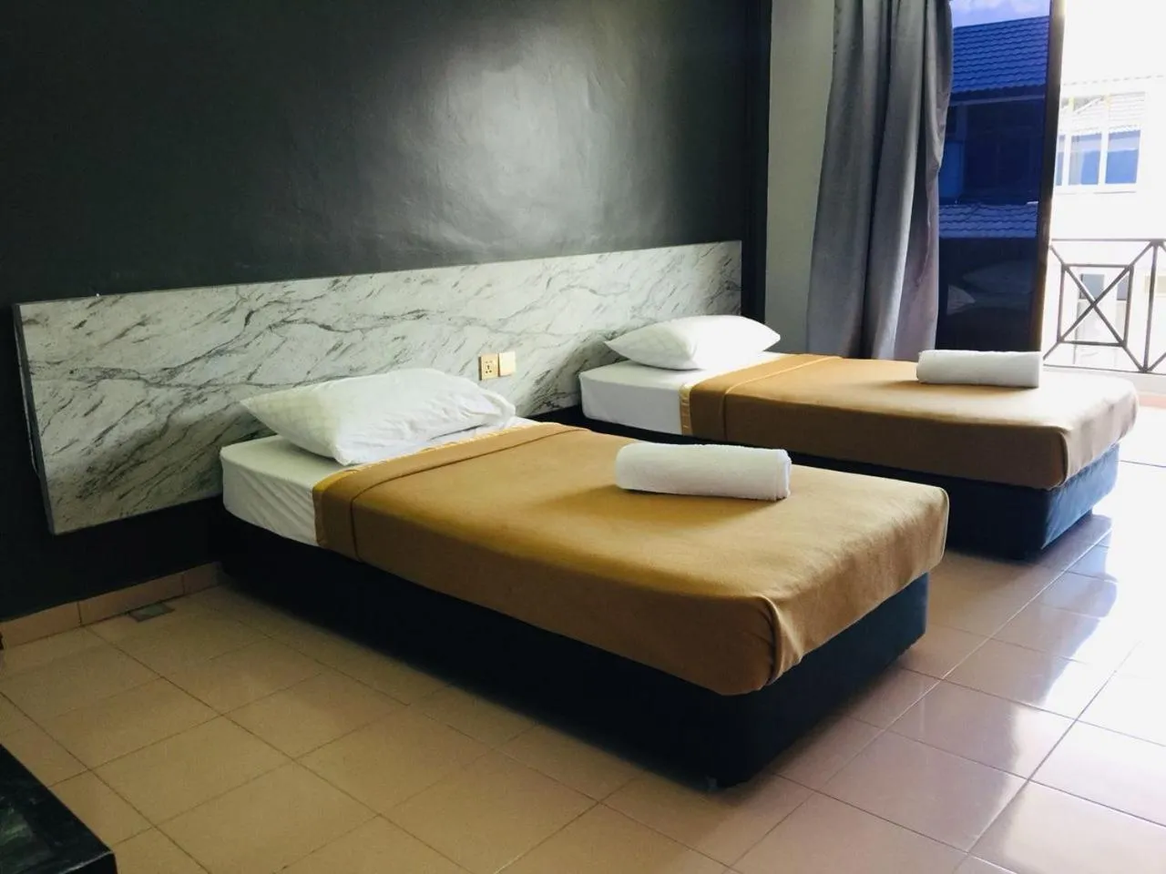 Bed in DLAYARAN HOTEL & CAFE