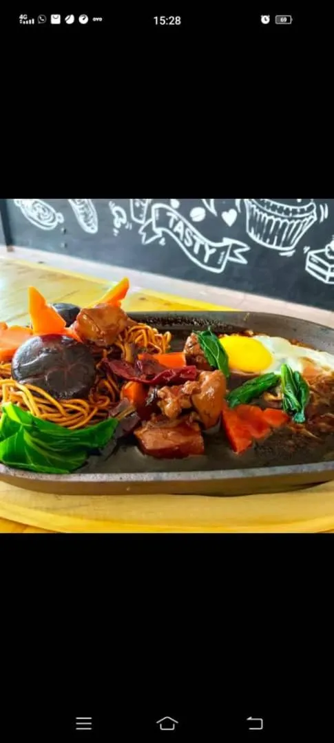 Food and drinks in DLAYARAN HOTEL & CAFE