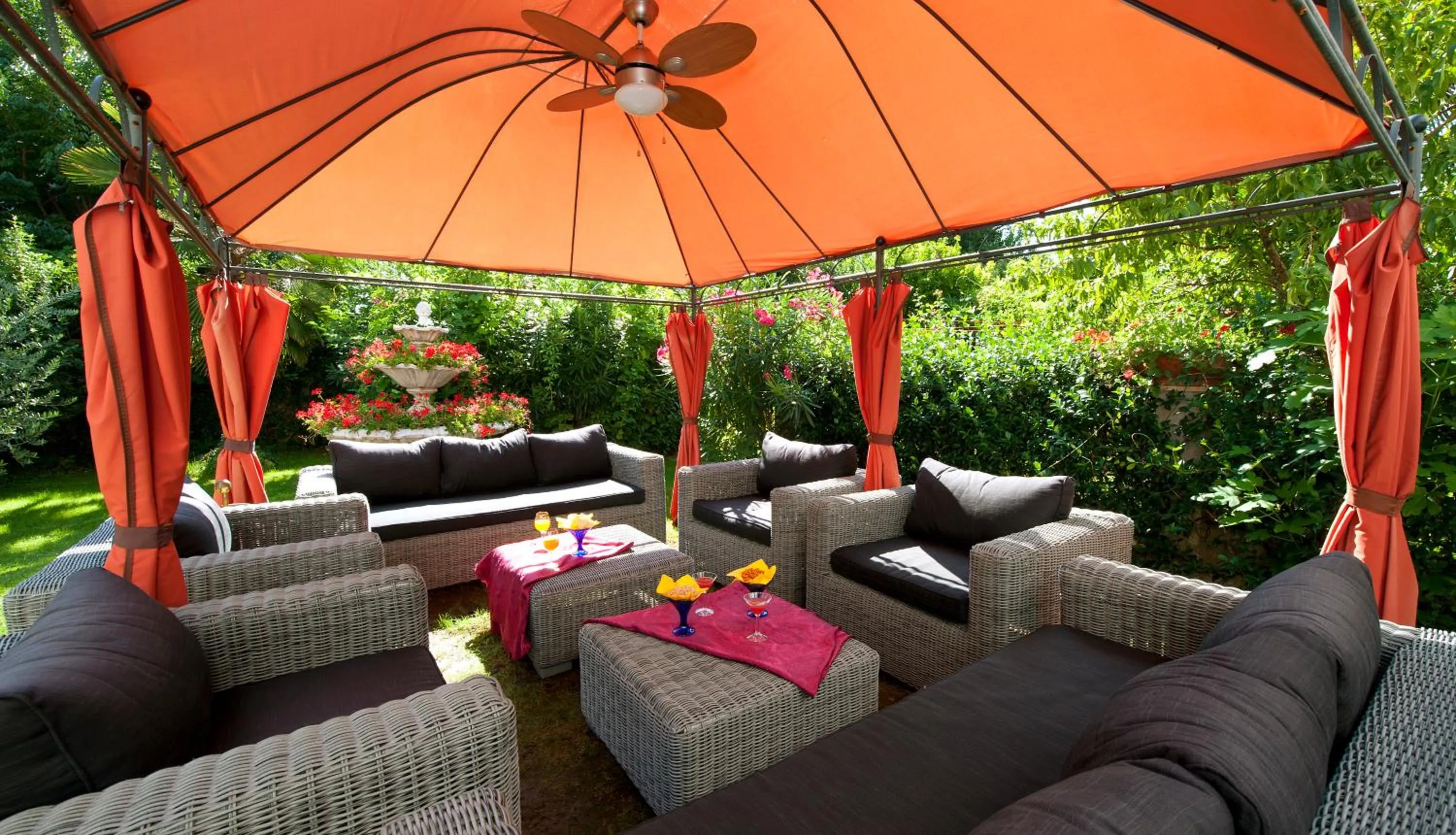 Restaurant/places to eat in Hotel Ideale