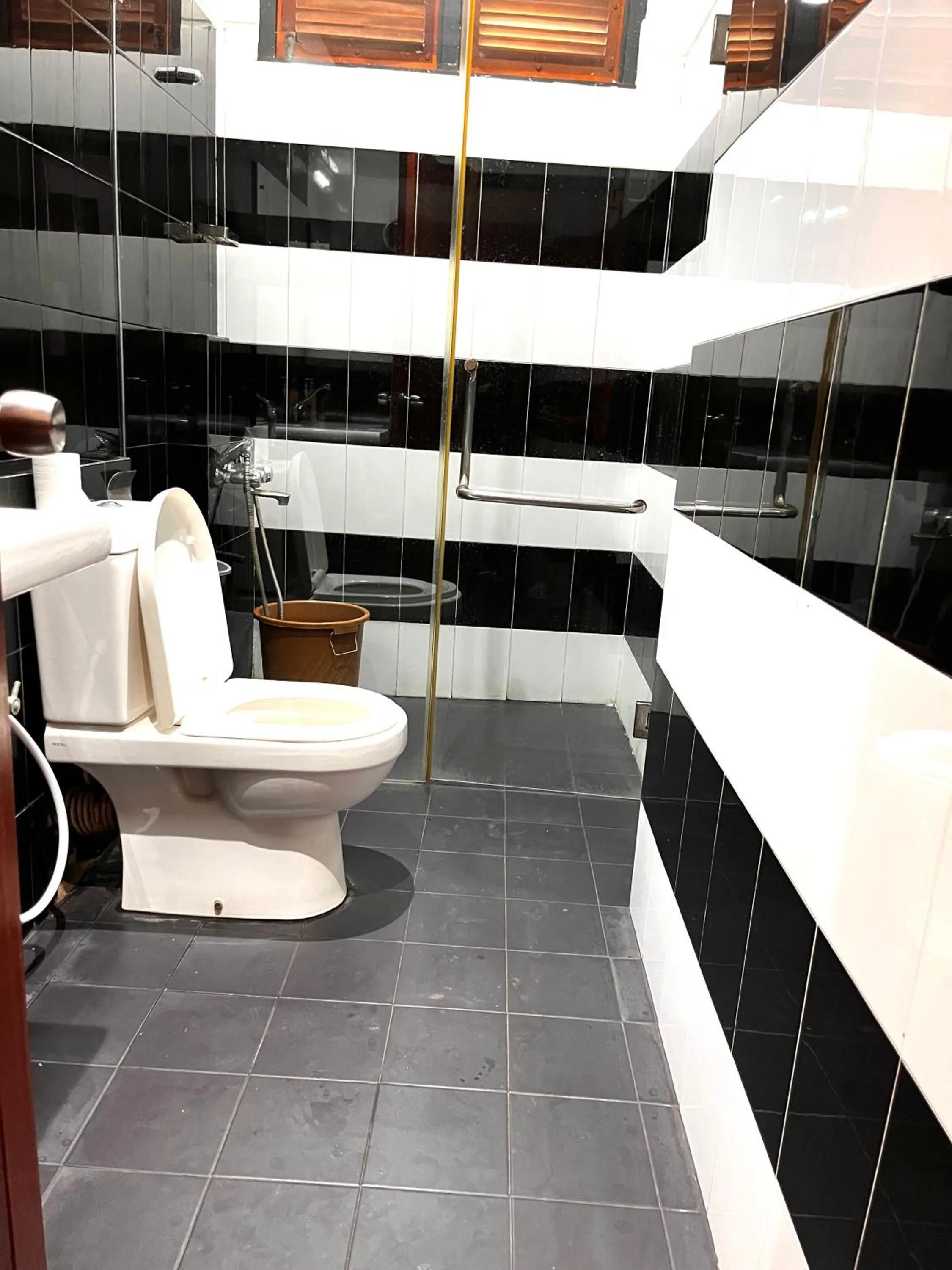 Toilet in Subhas Tourist Hotel