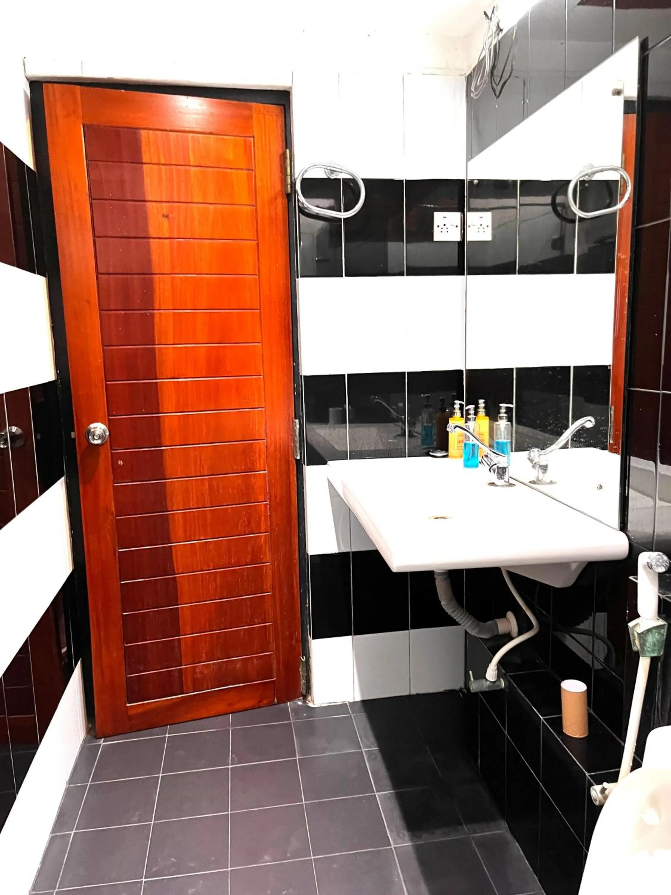 Toilet in Subhas Tourist Hotel