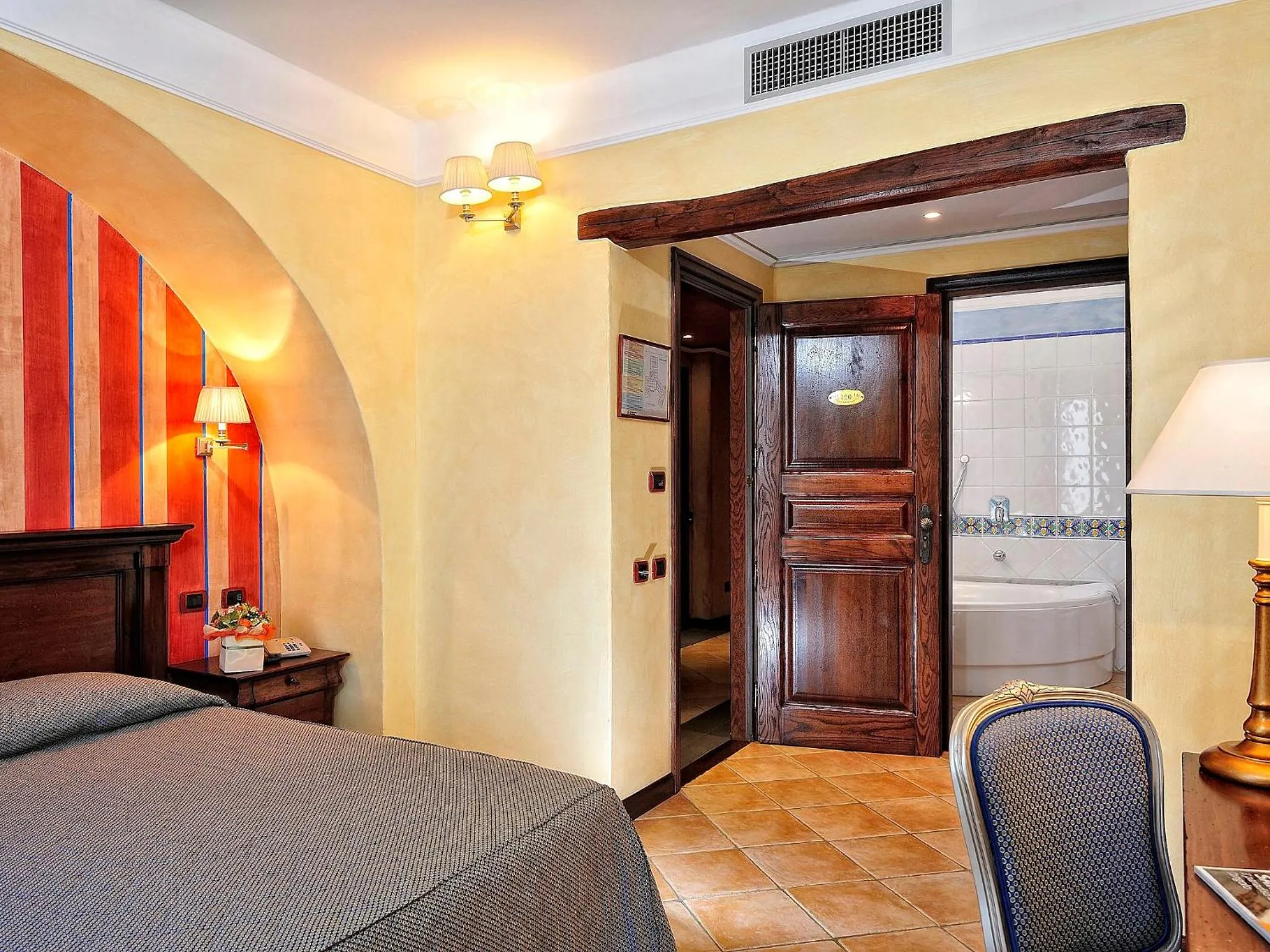 Bathroom, Bed in Hotel Arbatasar