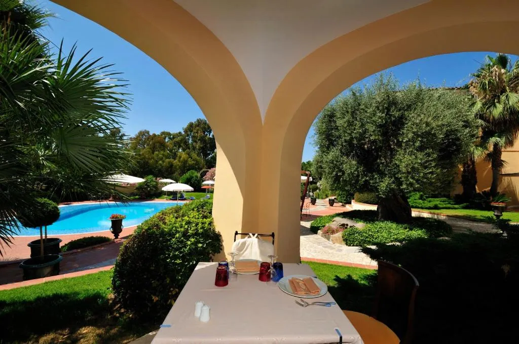 Restaurant/places to eat in Hotel Arbatasar