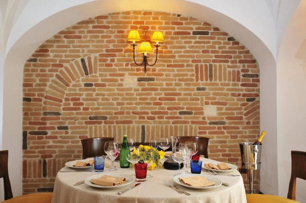 Restaurant/places to eat in Hotel Arbatasar