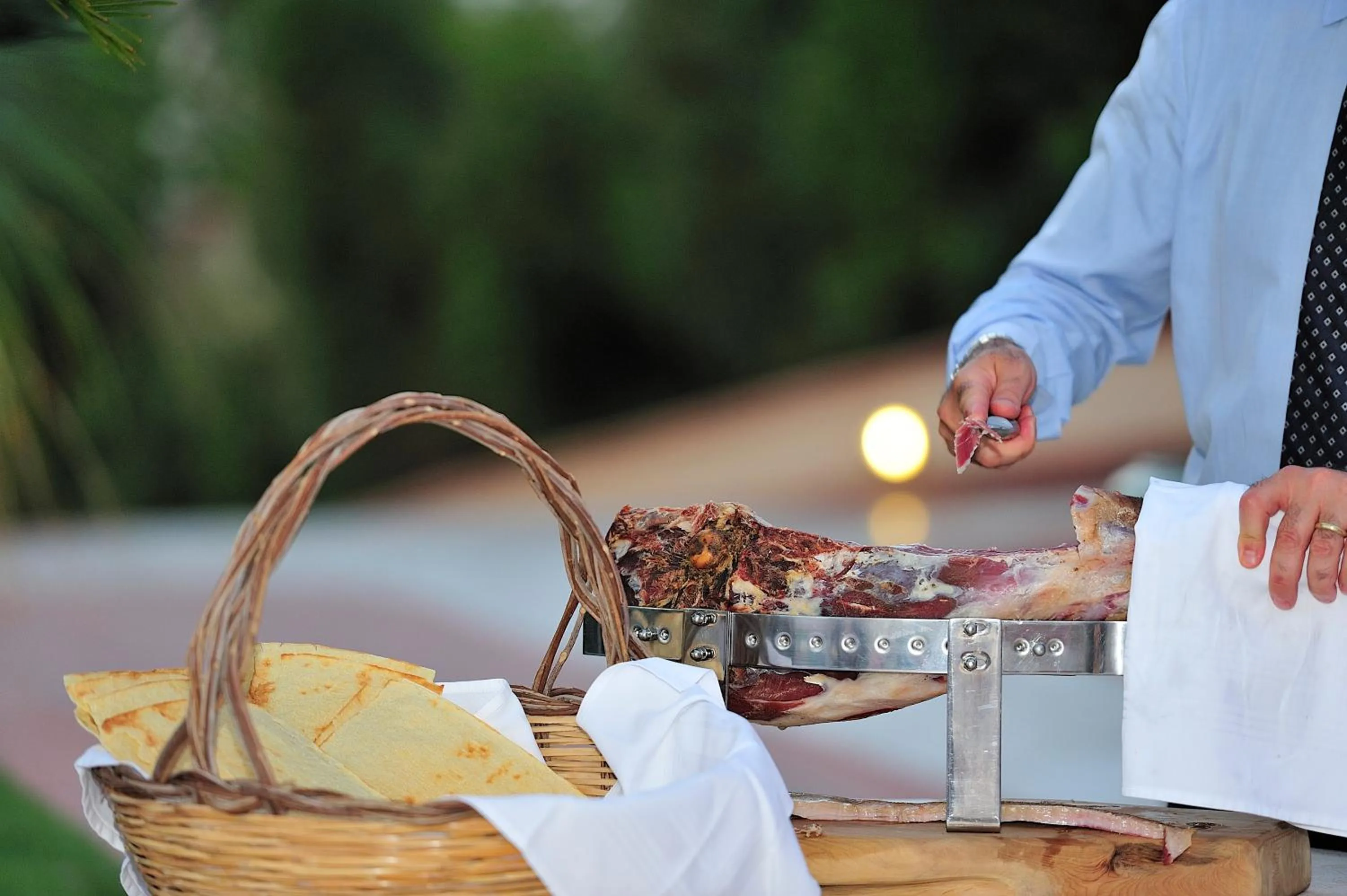 Restaurant/places to eat in Hotel Arbatasar