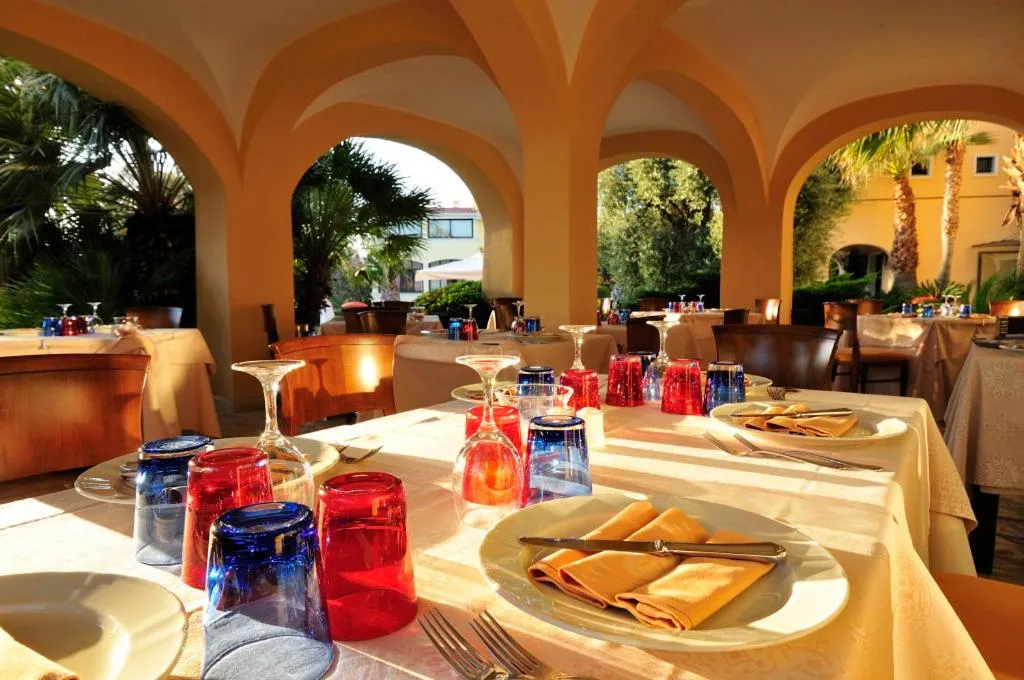 Restaurant/places to eat in Hotel Arbatasar