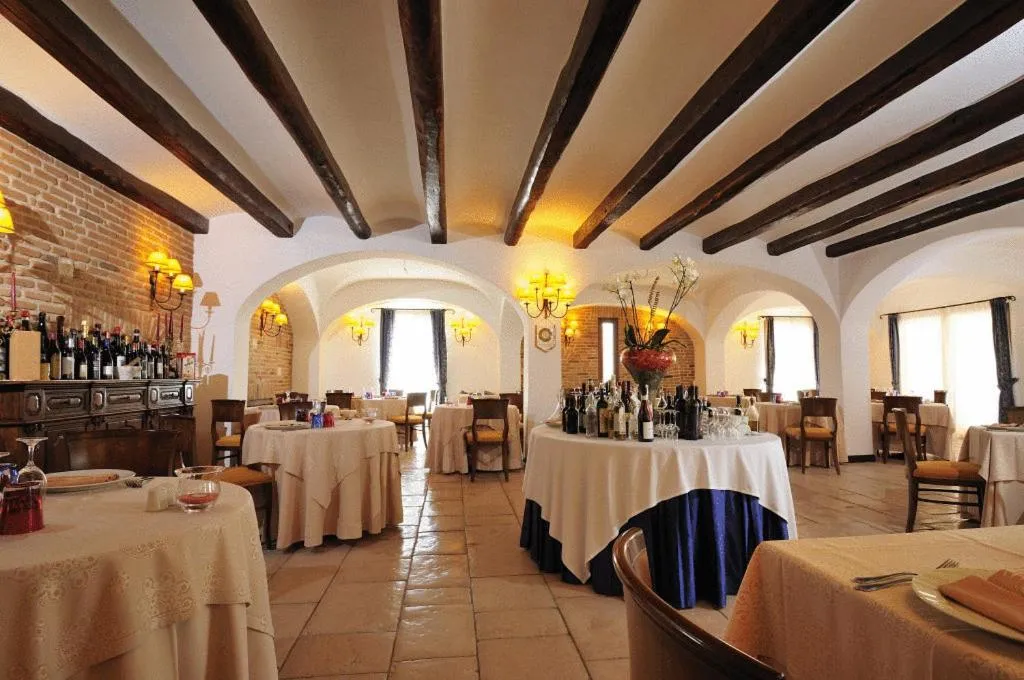 Restaurant/places to eat in Hotel Arbatasar