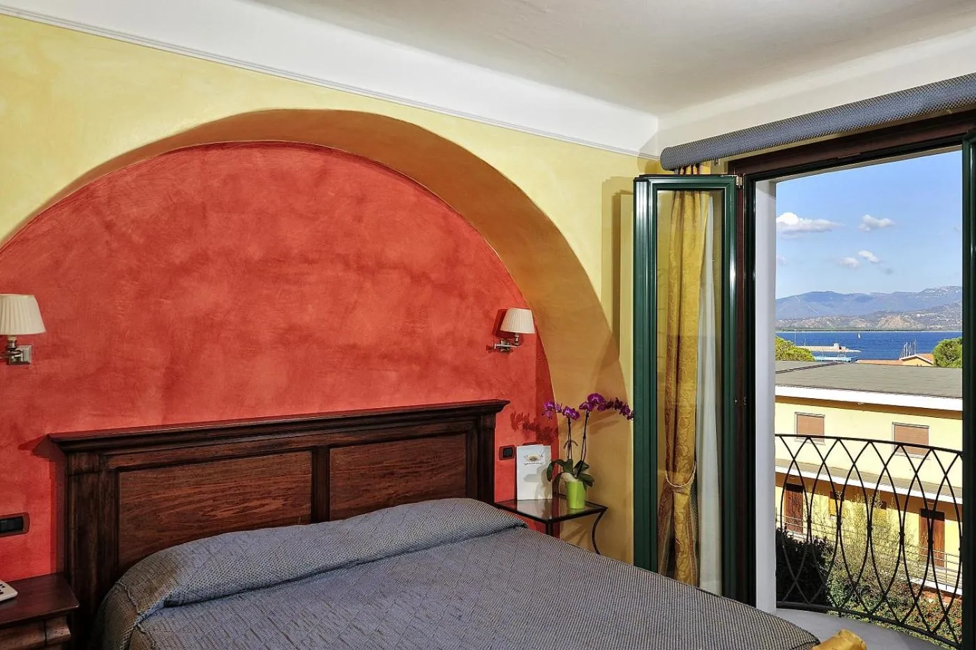 View (from property/room), Bed in Hotel Arbatasar