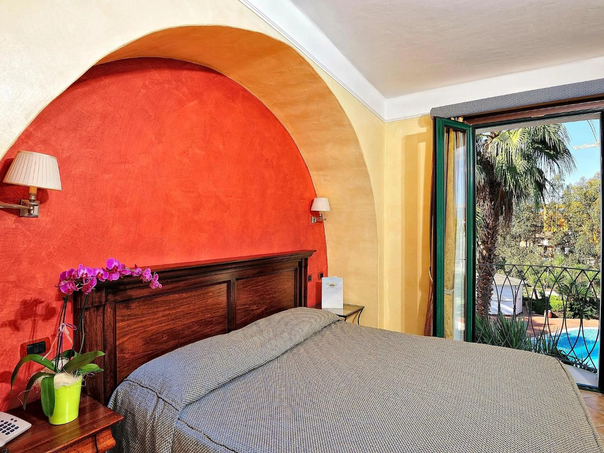 Balcony/Terrace, Bed in Hotel Arbatasar