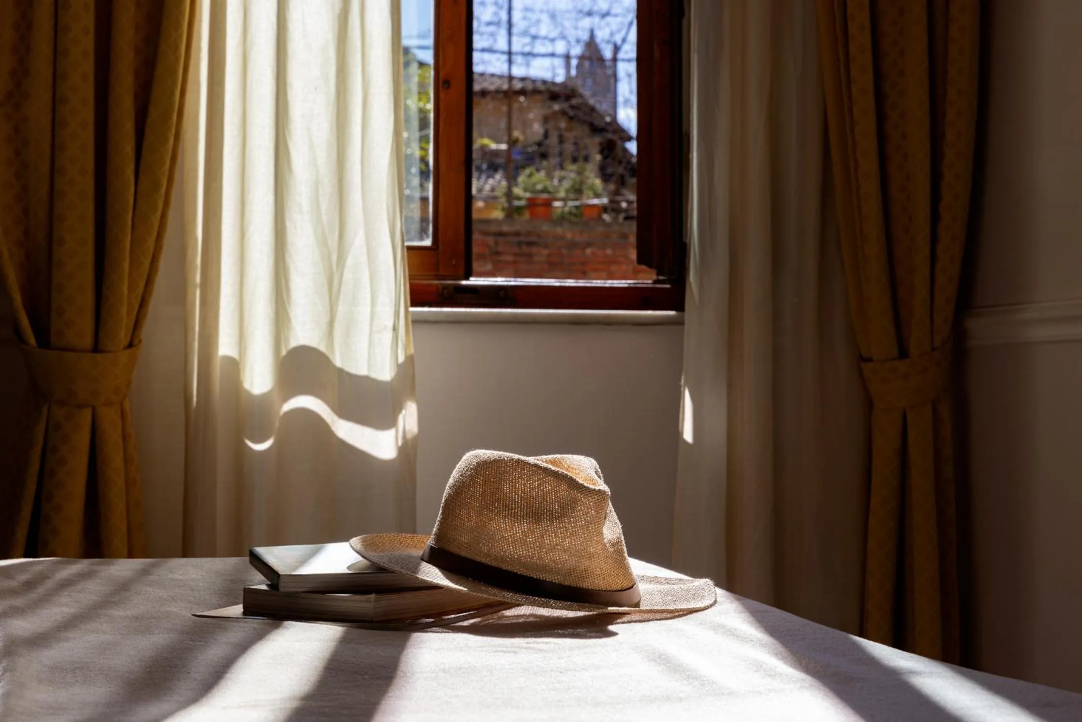 Decorative detail, Bed in Albergo Chiusarelli