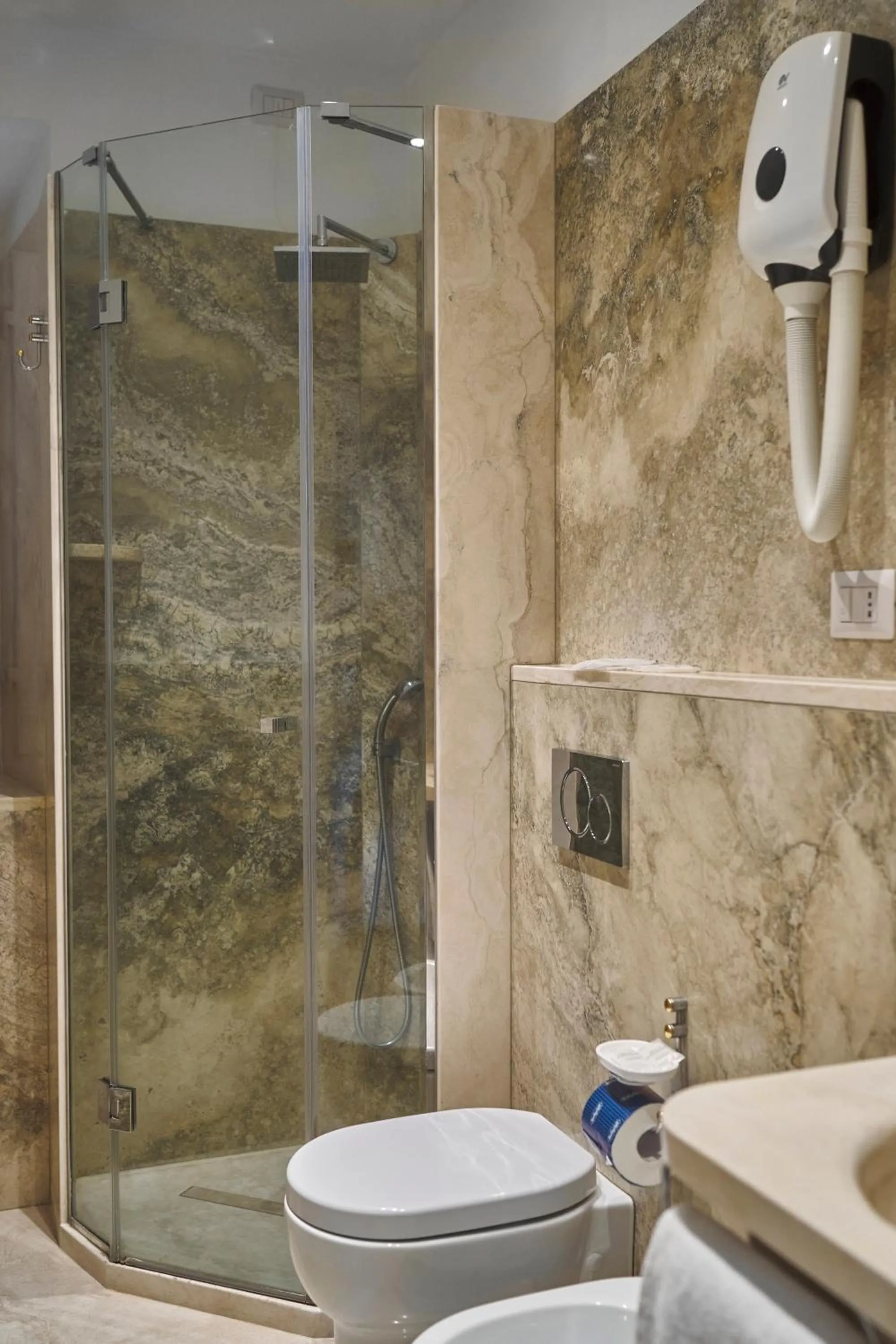 Shower in Albergo Chiusarelli