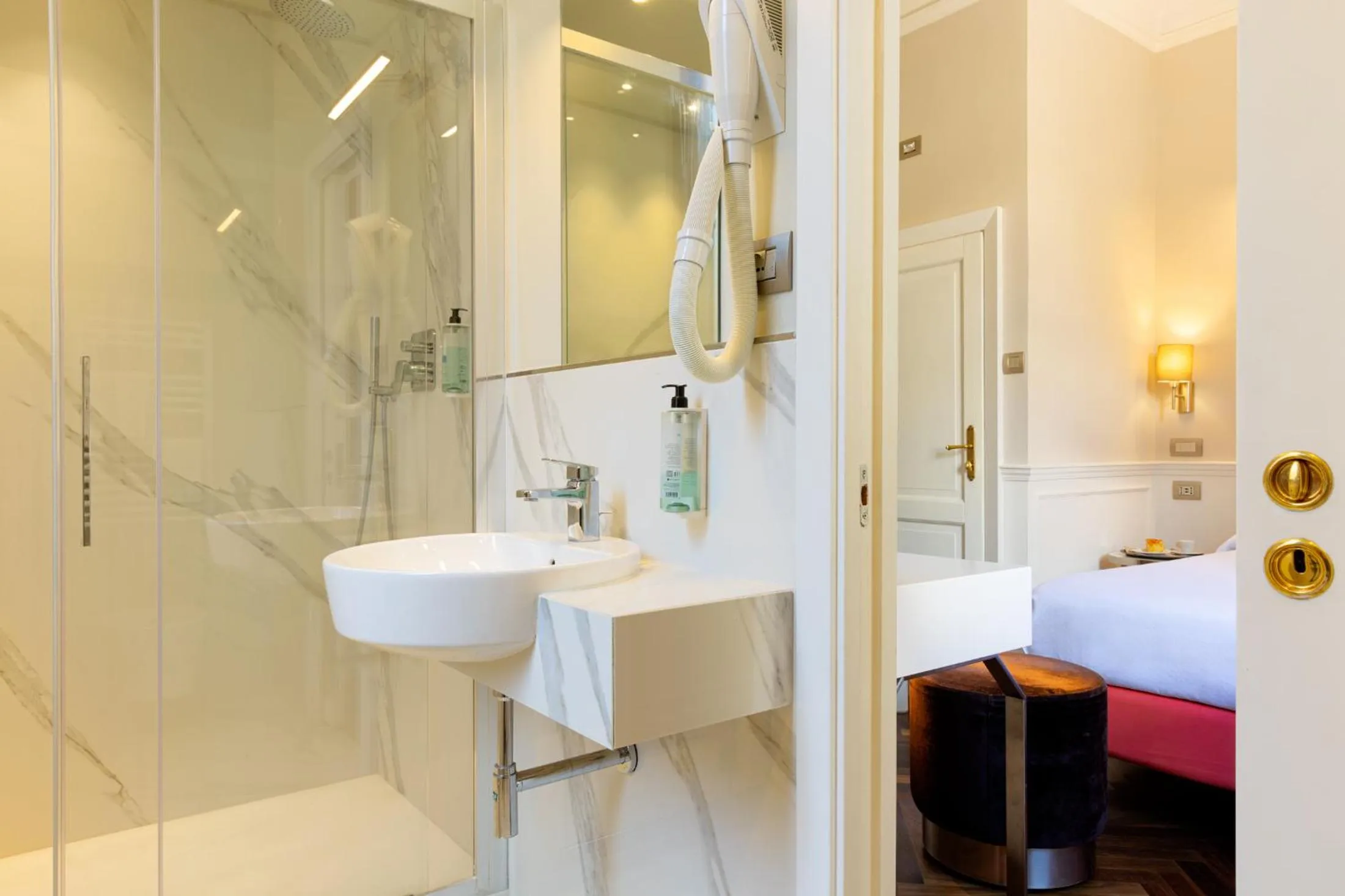 Shower in Albergo Chiusarelli