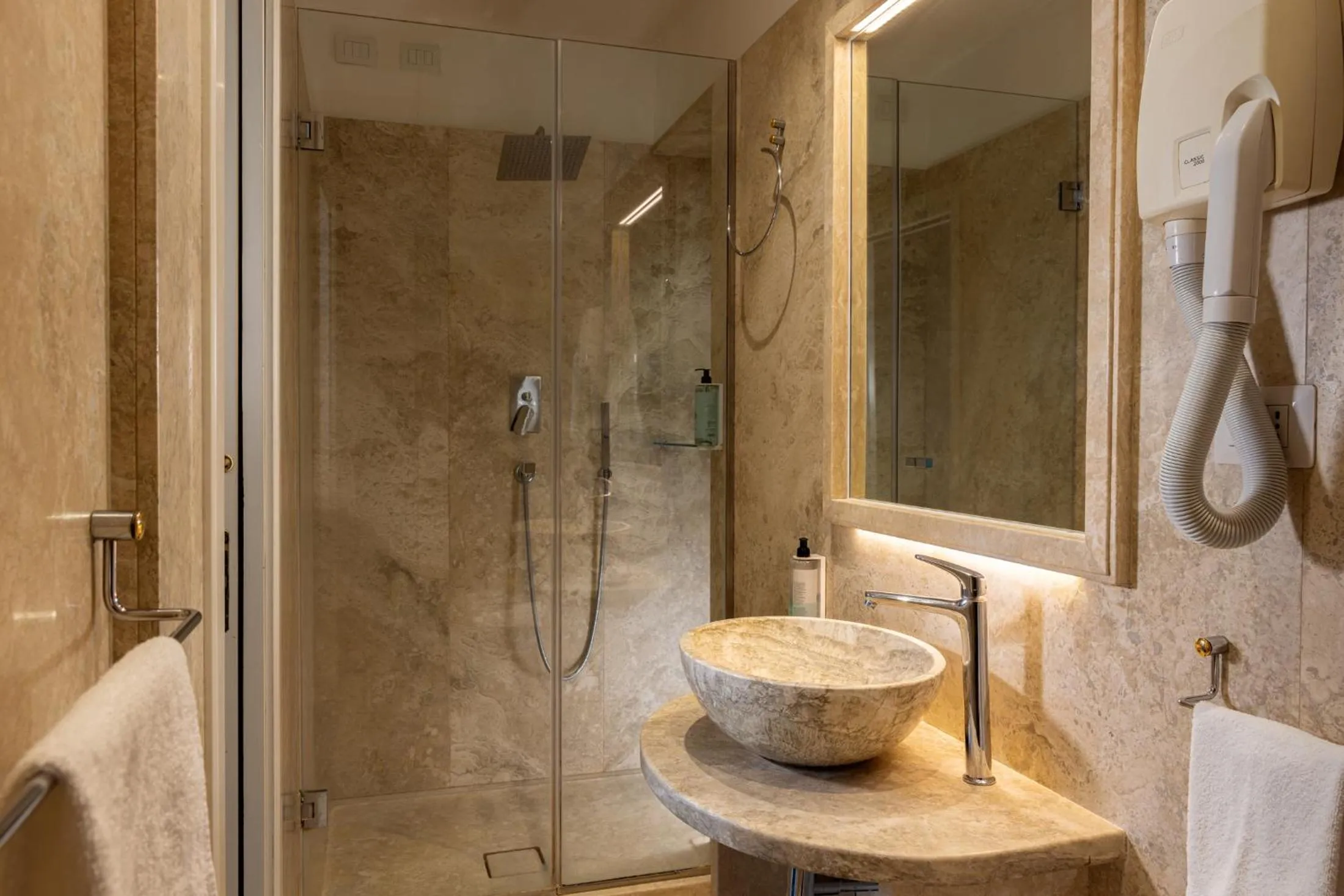 Shower in Albergo Chiusarelli
