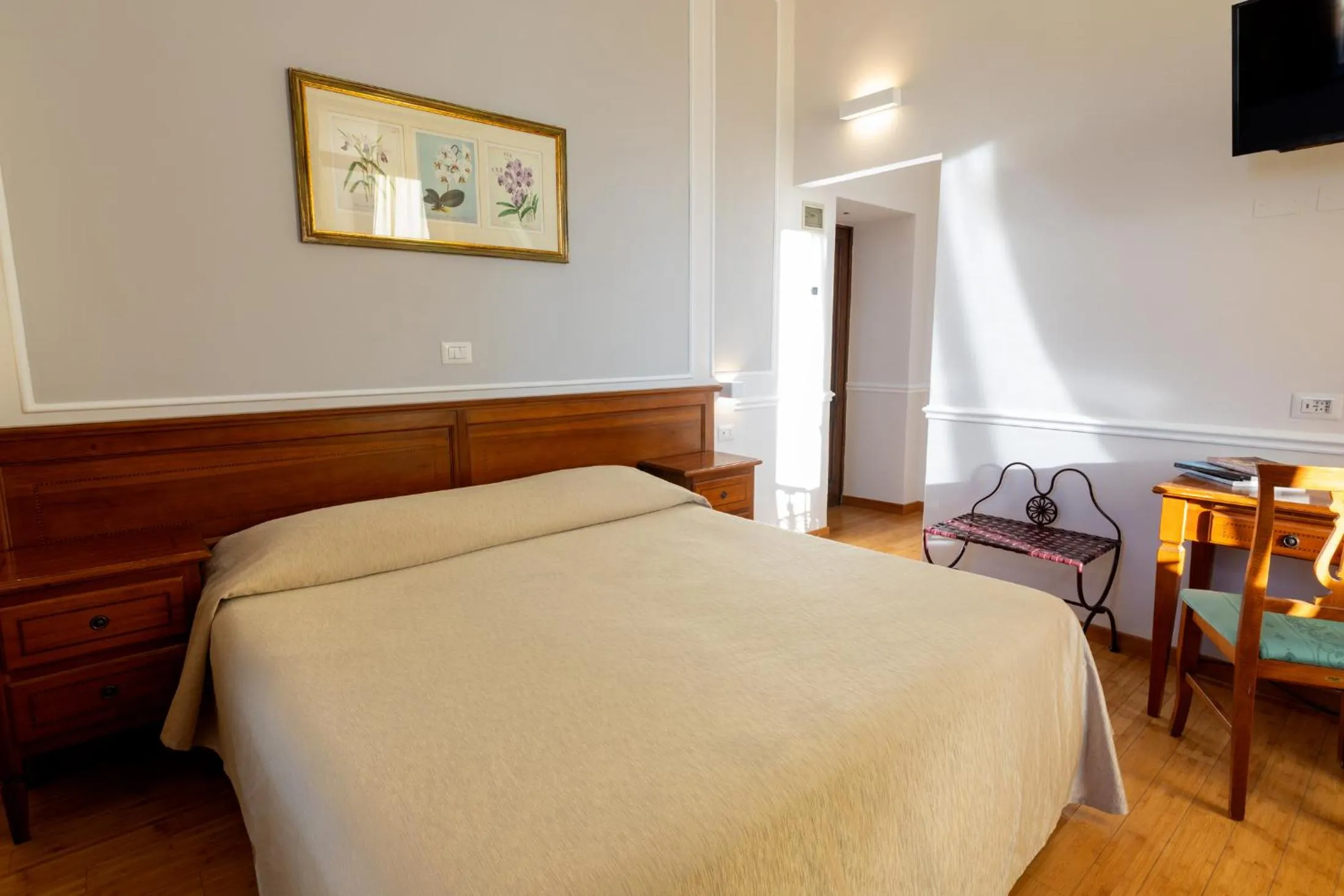 Photo of the whole room, Bed in Albergo Chiusarelli