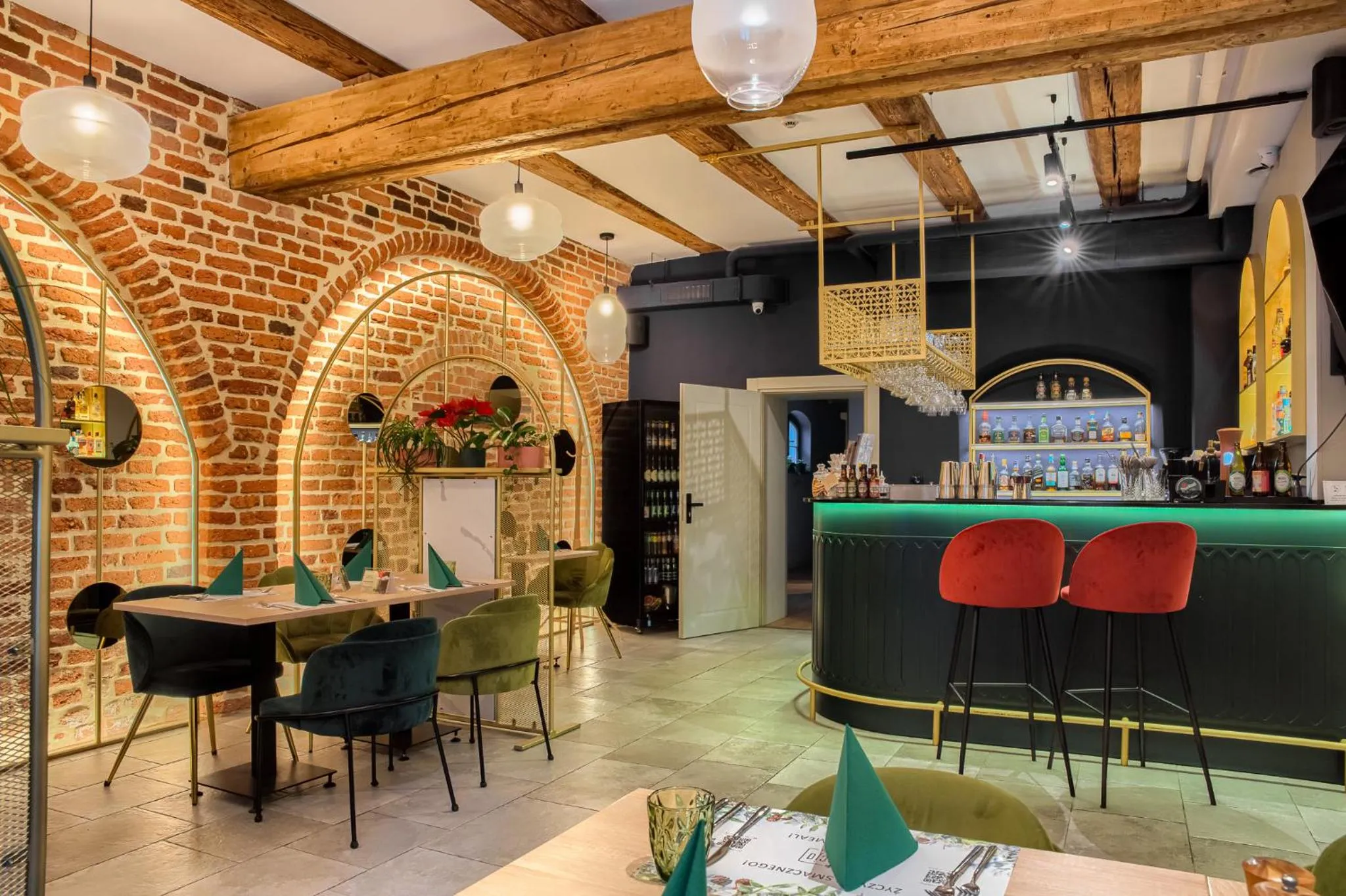 Restaurant/places to eat in Hotel ETER