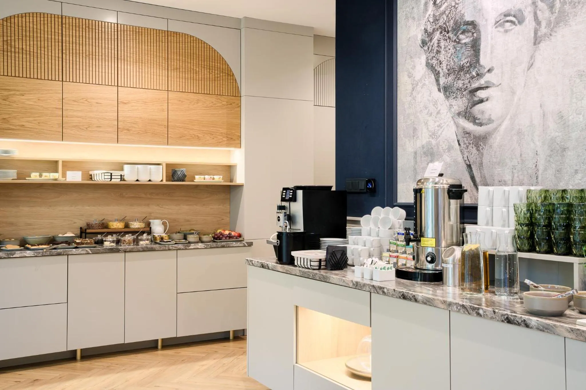 Restaurant/places to eat in Hotel ETER