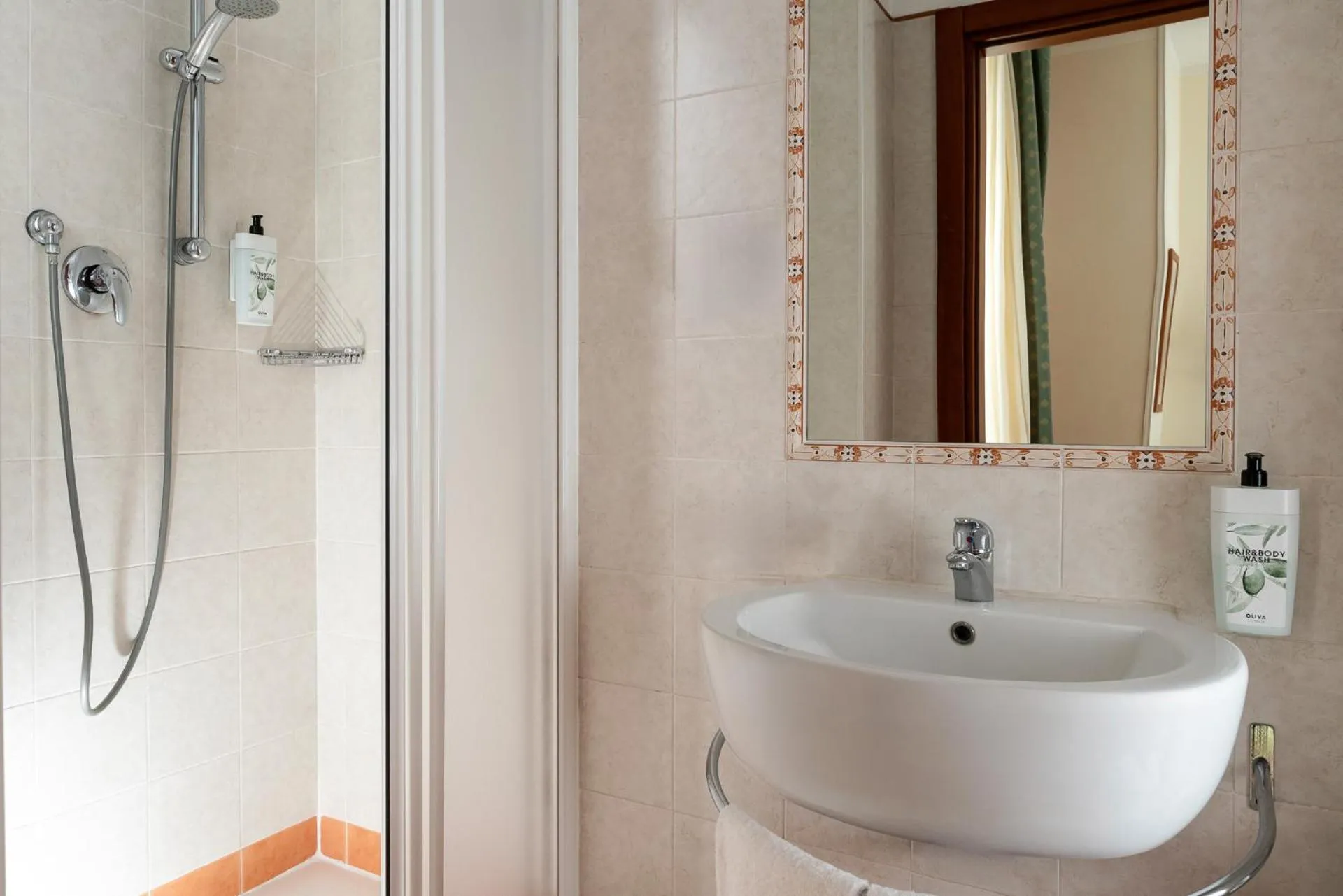 Shower in Hotel Athena