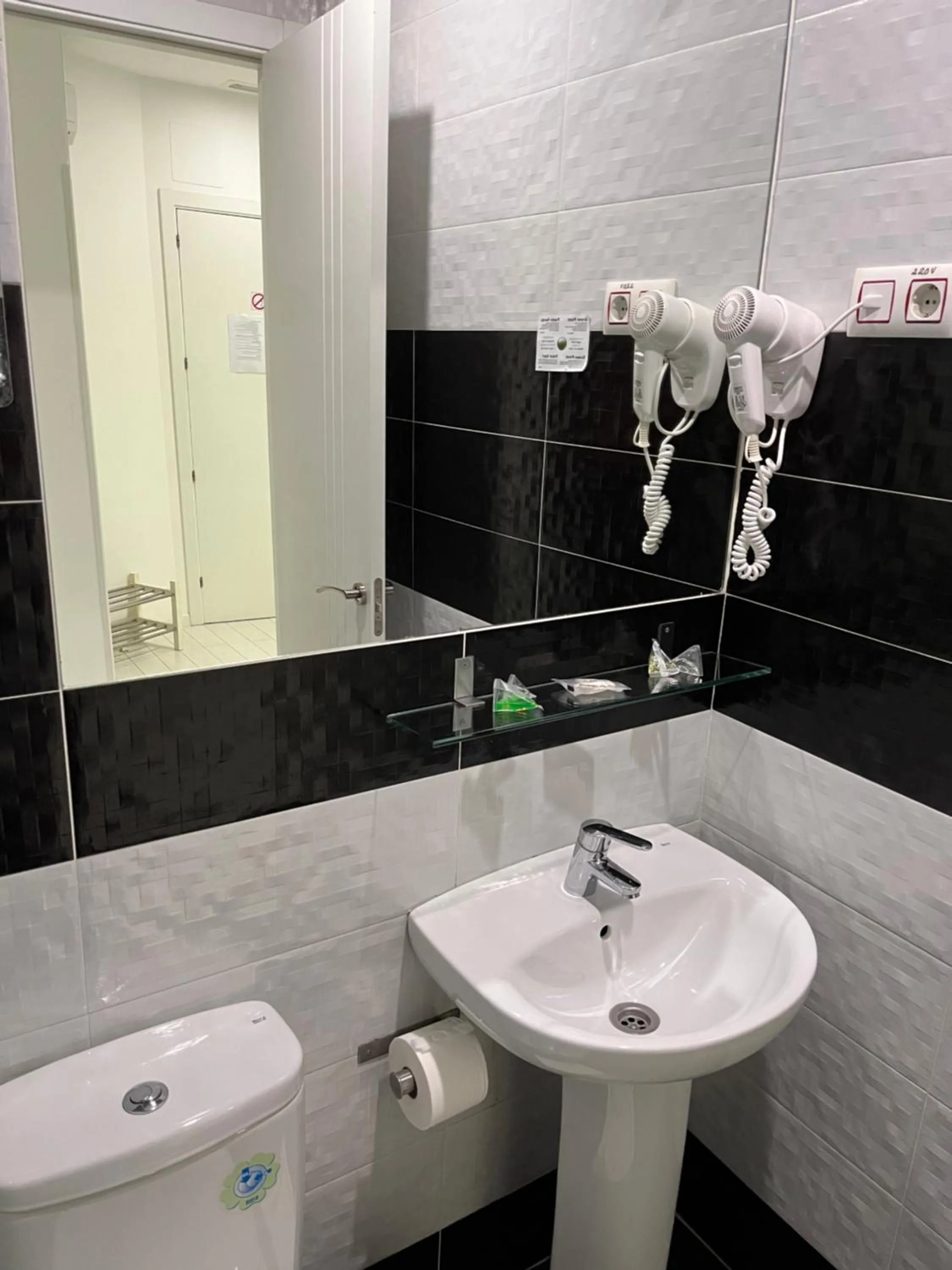 Bathroom in Hostal Madrid Star