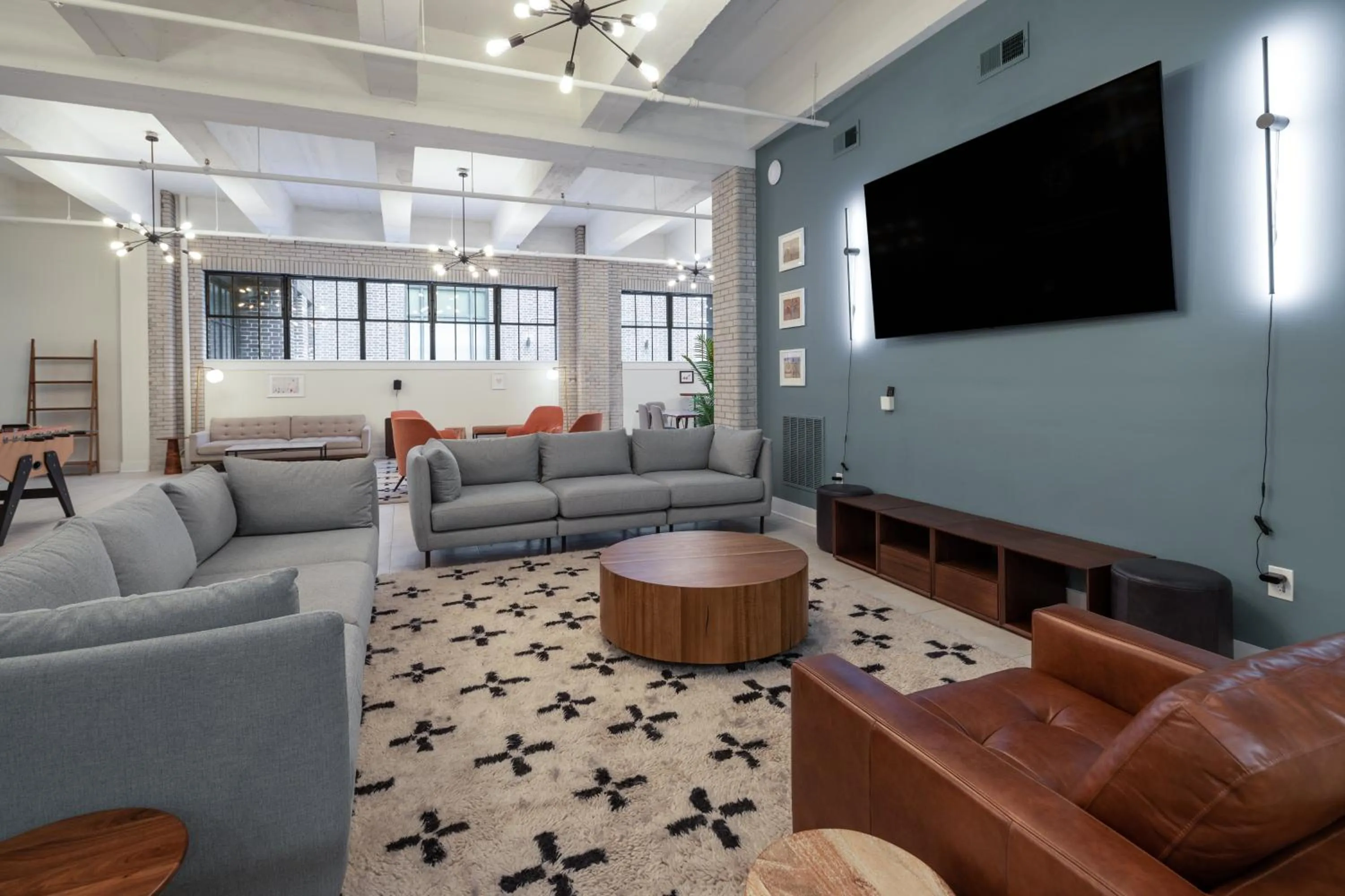 Communal lounge/ TV room in The Ledger Residences by Sosuite - Old City