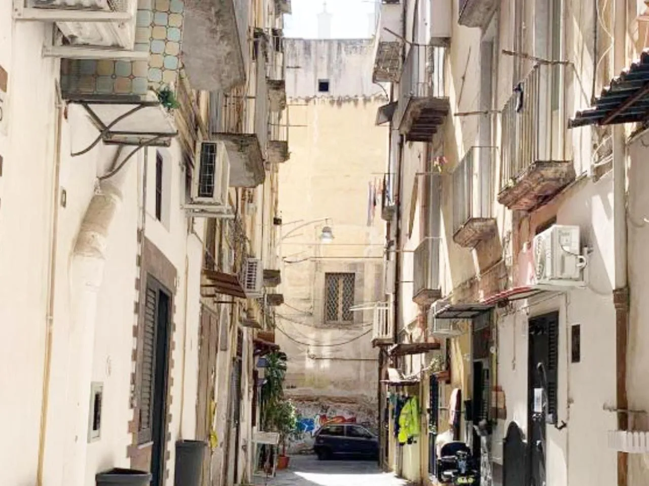 Property building in Bed Napoli