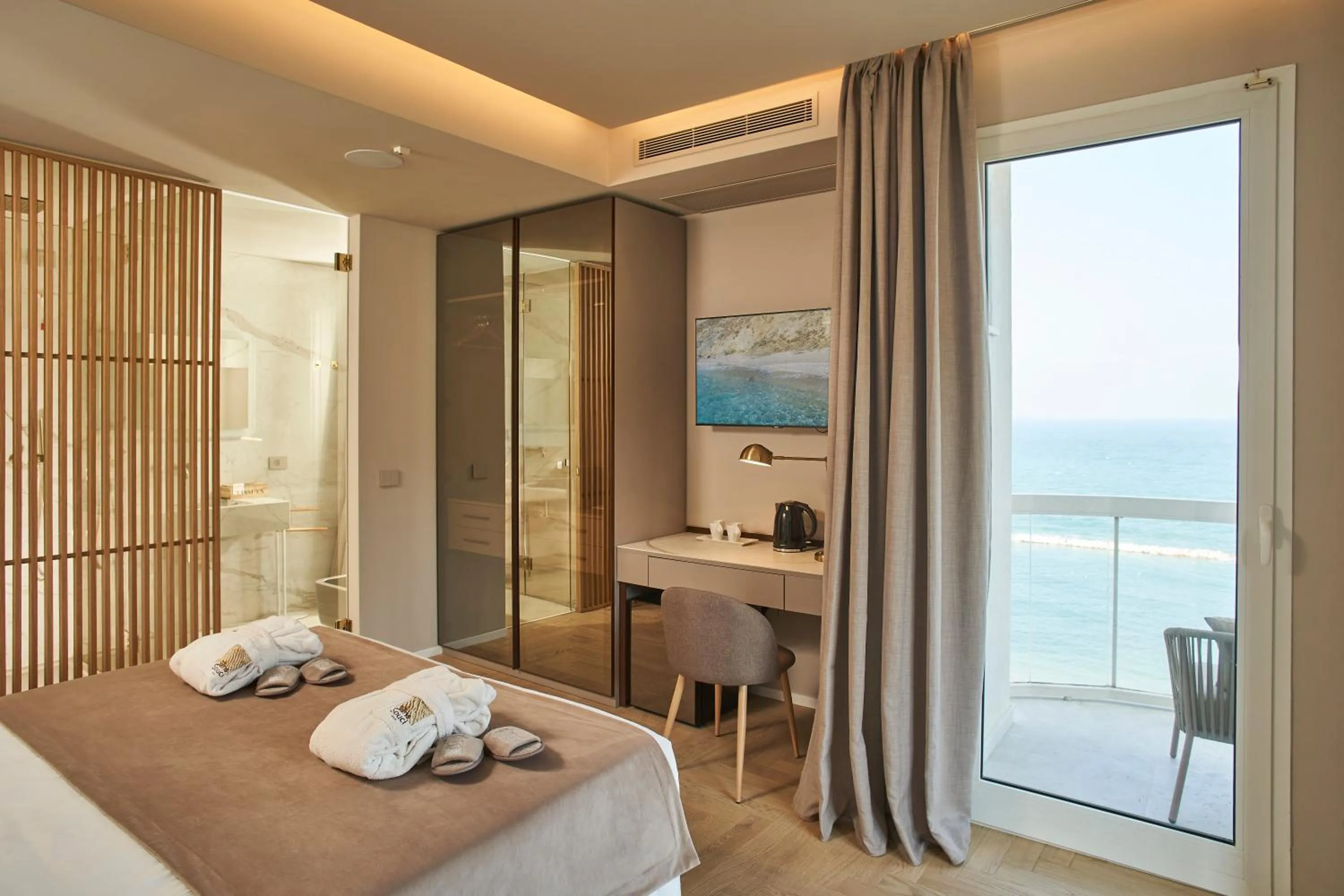 Photo of the whole room, Bed in Hotel Sans Souci