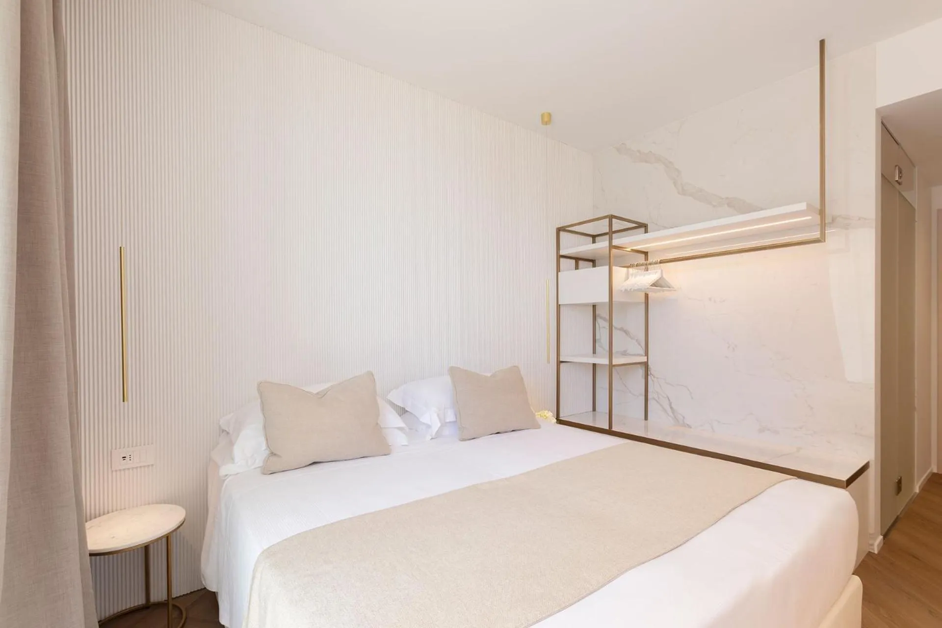 Photo of the whole room, Bed in Hotel Sans Souci