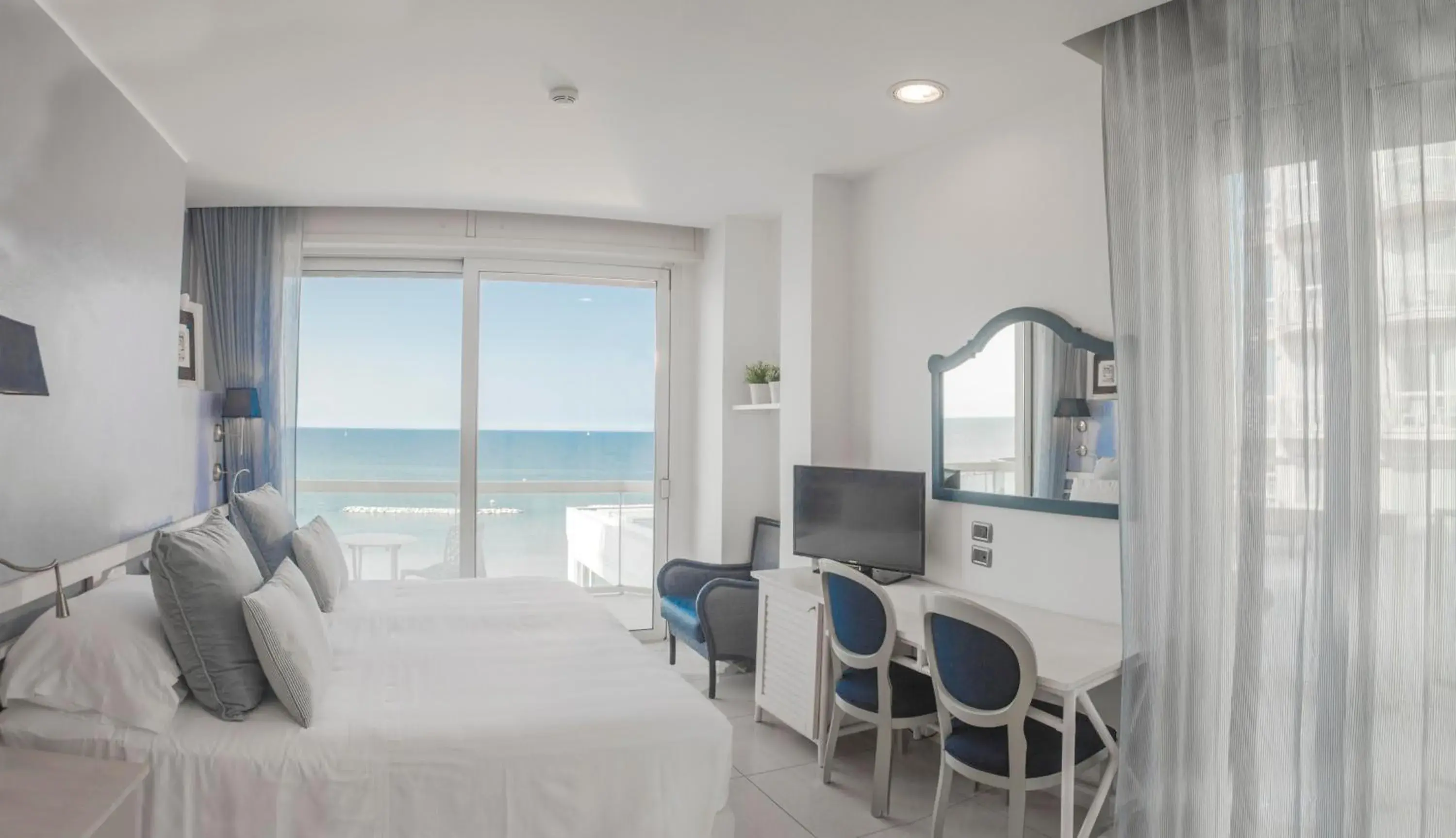 Deluxe Double or Twin Room in Hotel Sans Souci Deluxe Double or Twin Room in Hotel Sans Souci