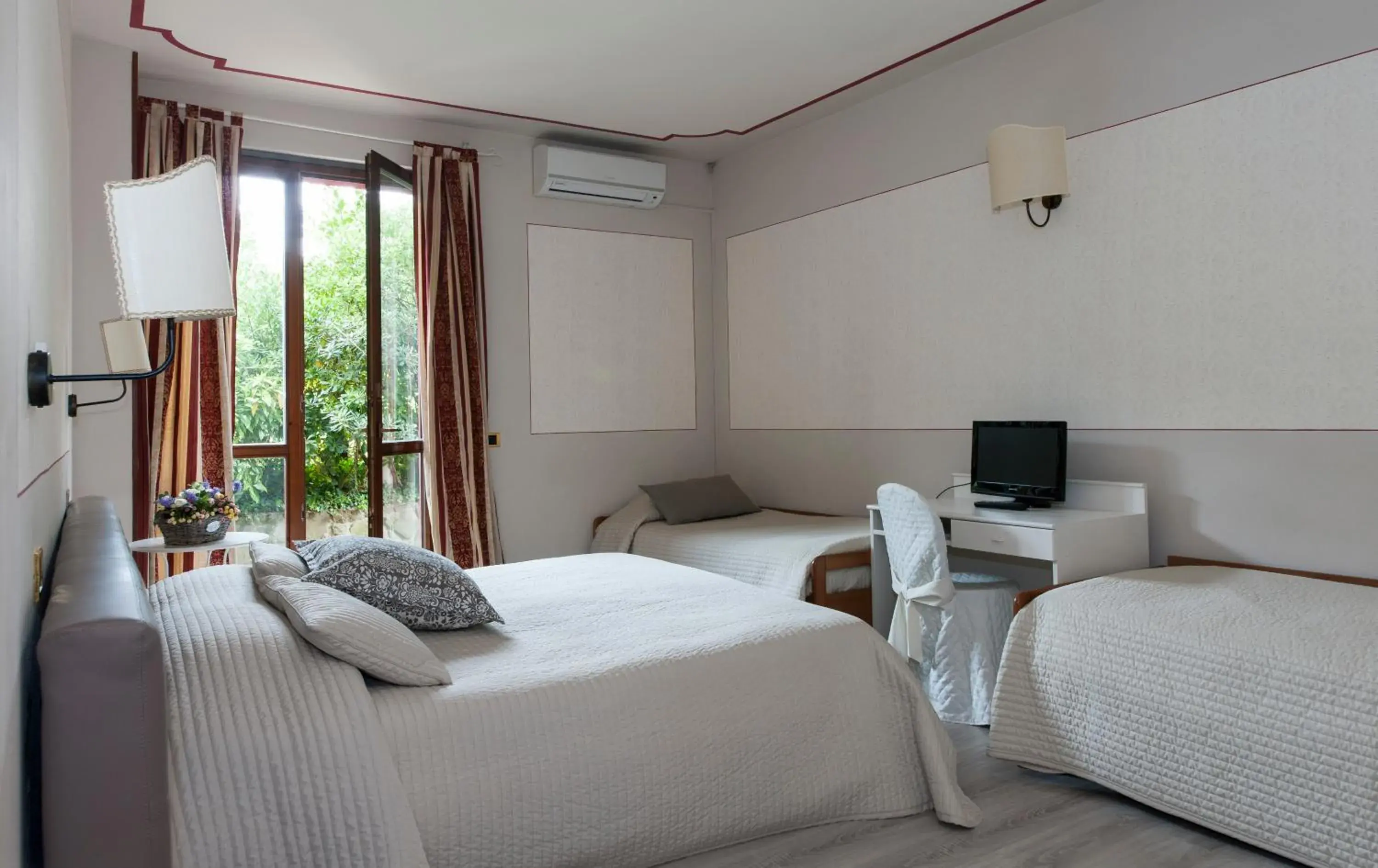 Quadruple Room with Garden View - single occupancy in Hotel Monti Quadruple Room with Garden View - single occupancy in Hotel Monti