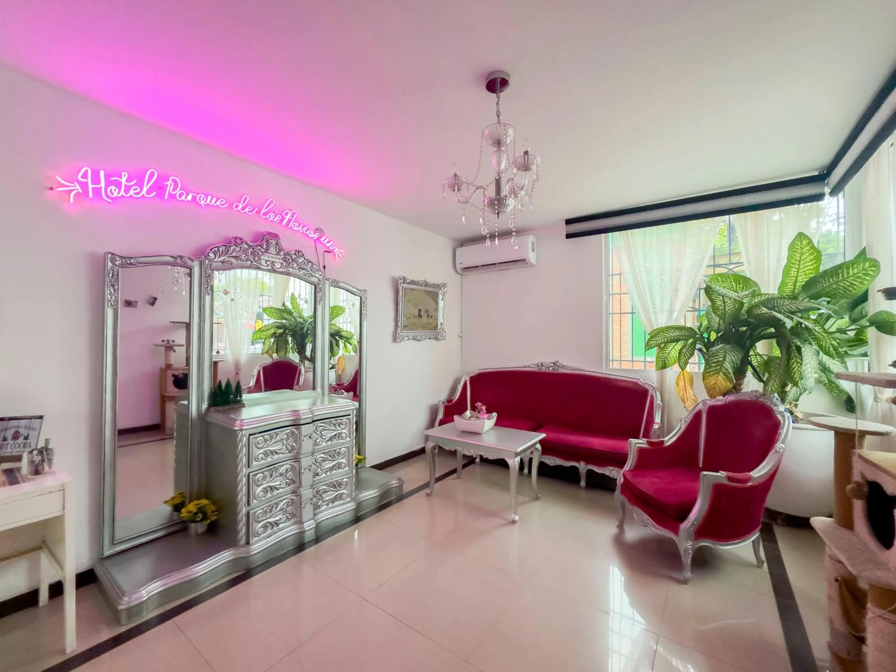 Communal lounge/ TV room in Hotel Parque de los Novios Inn